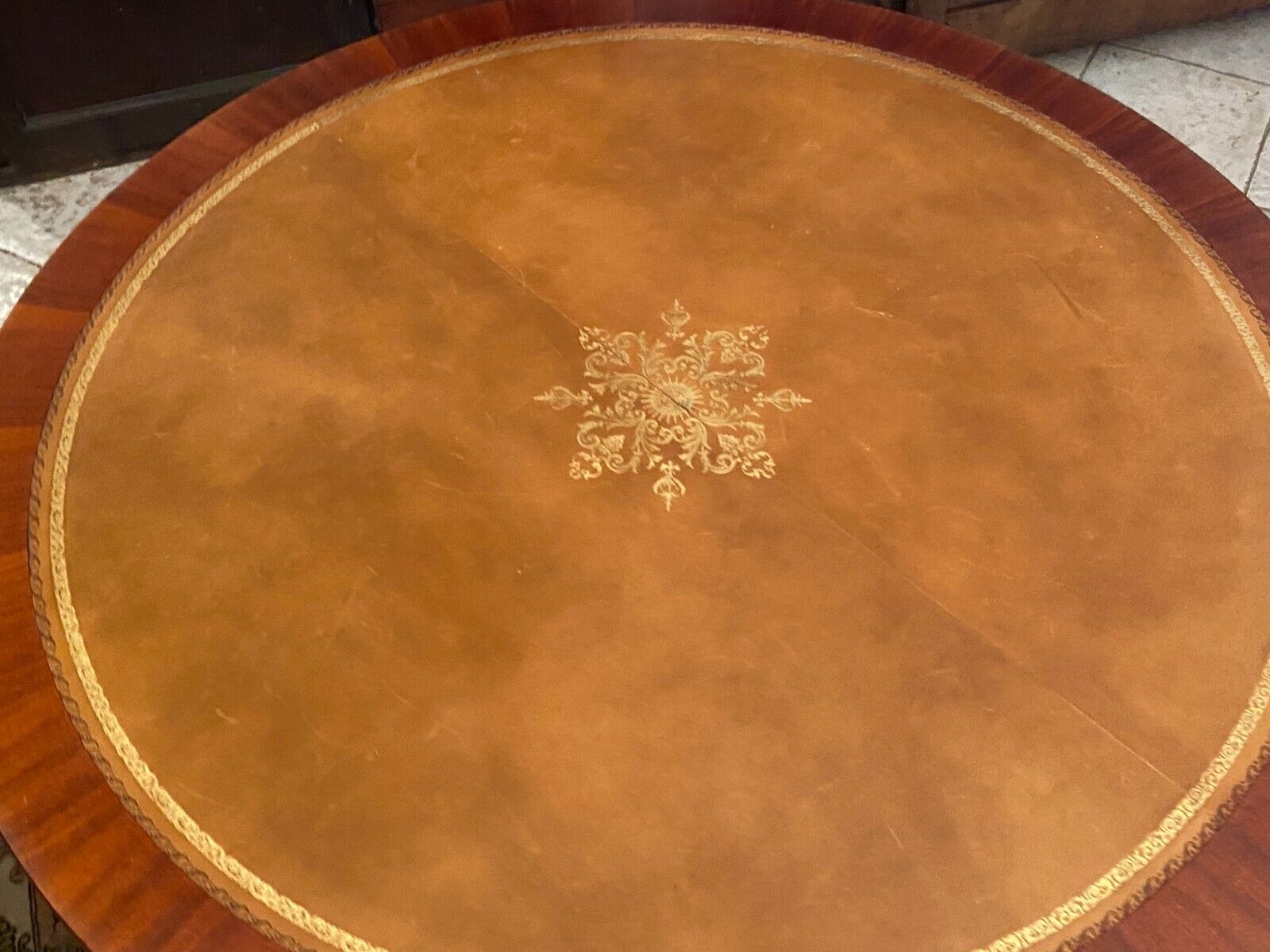 Circular table in light mahogany and leather base claw English style
