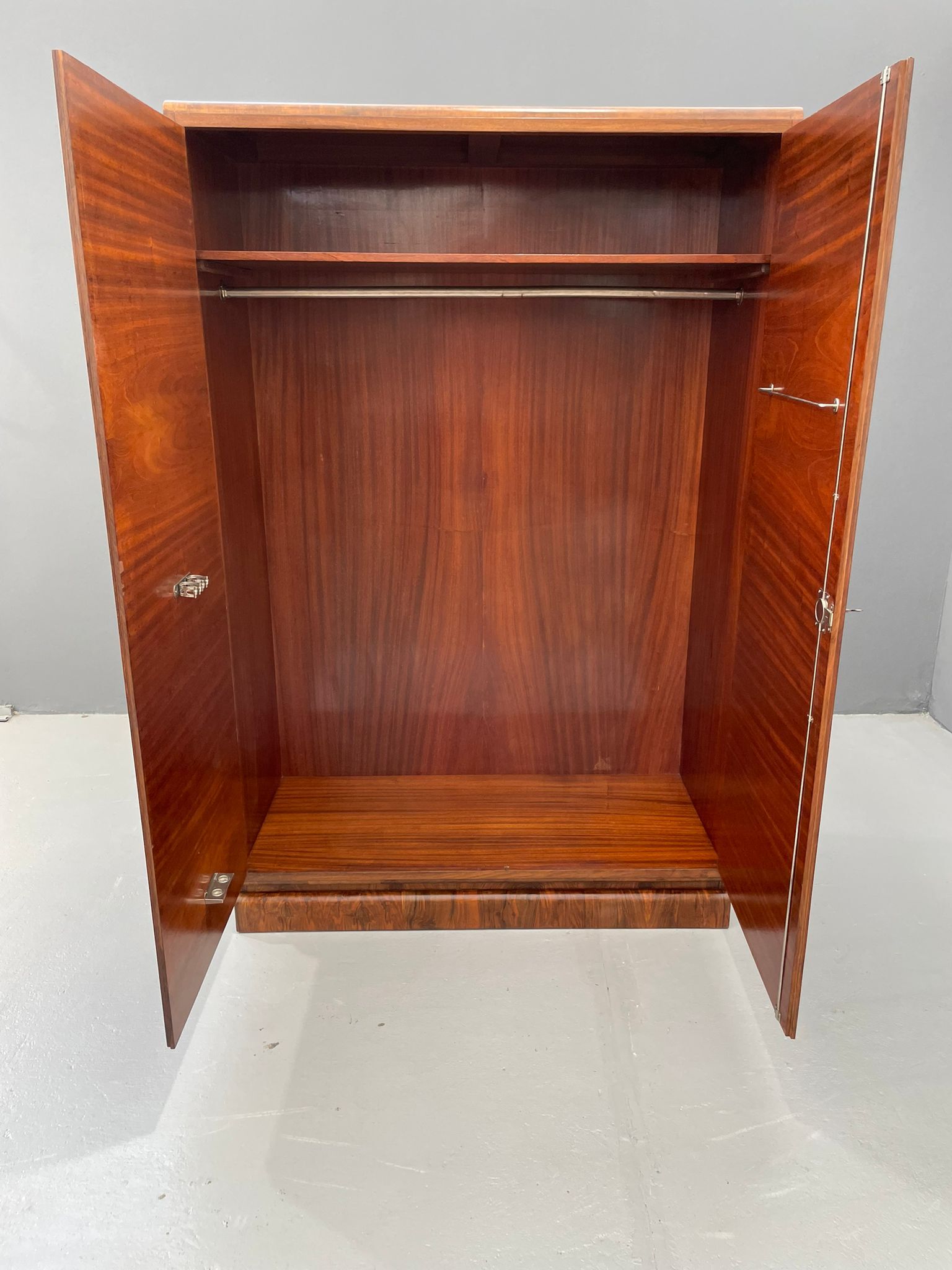 Armoire en placage de noyer restaurée d'influence Art Déco, années 1930