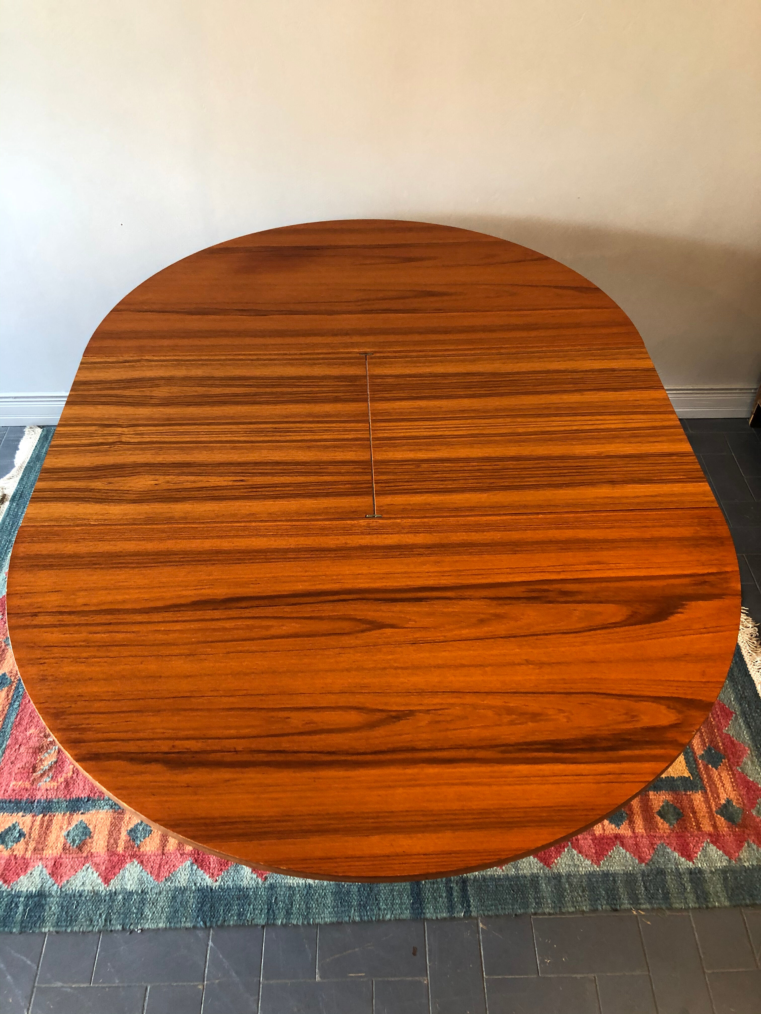 Vintage round table with built-in extension