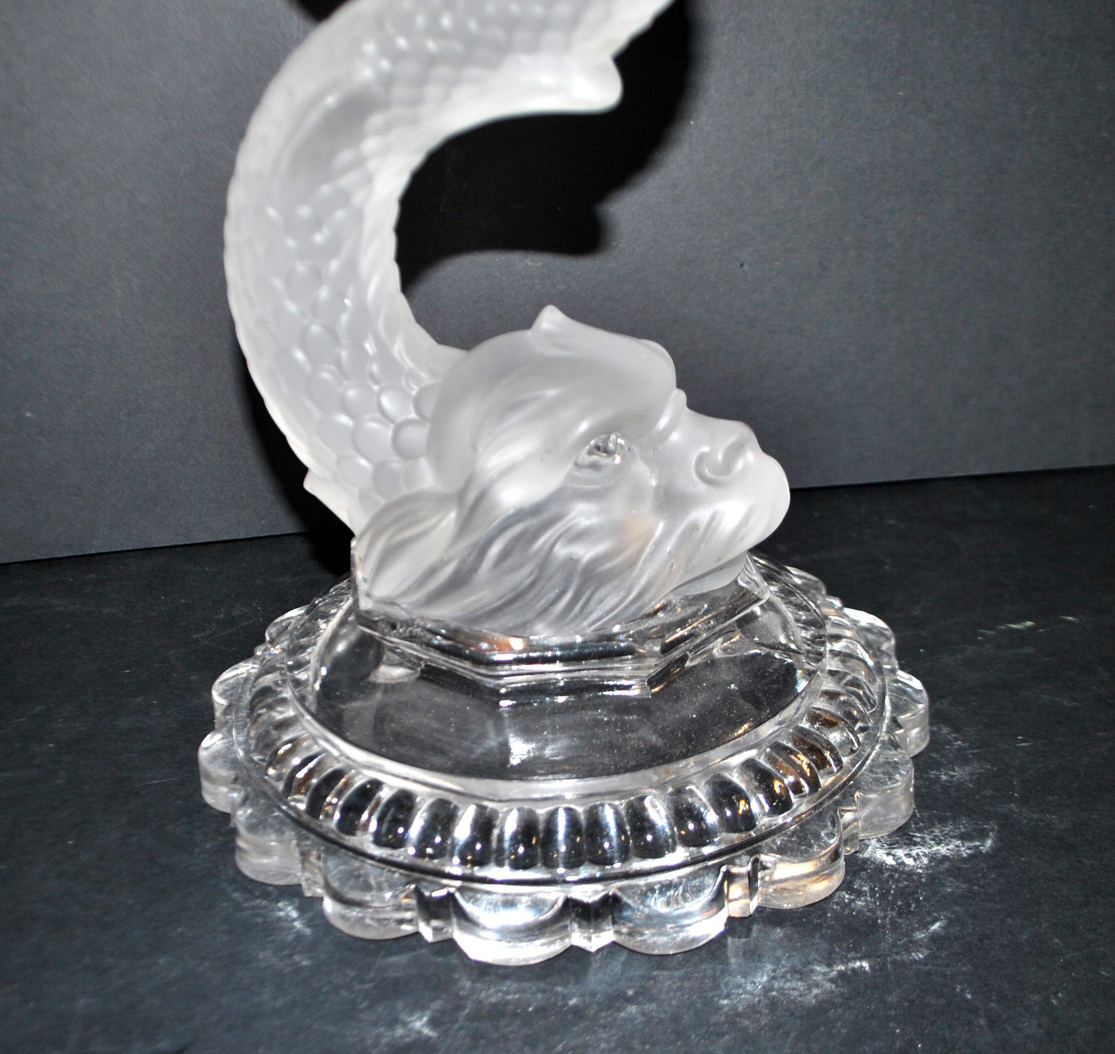 Baccarat coupe sur pied dauphin guéridon diamant pierreries en cristal signé