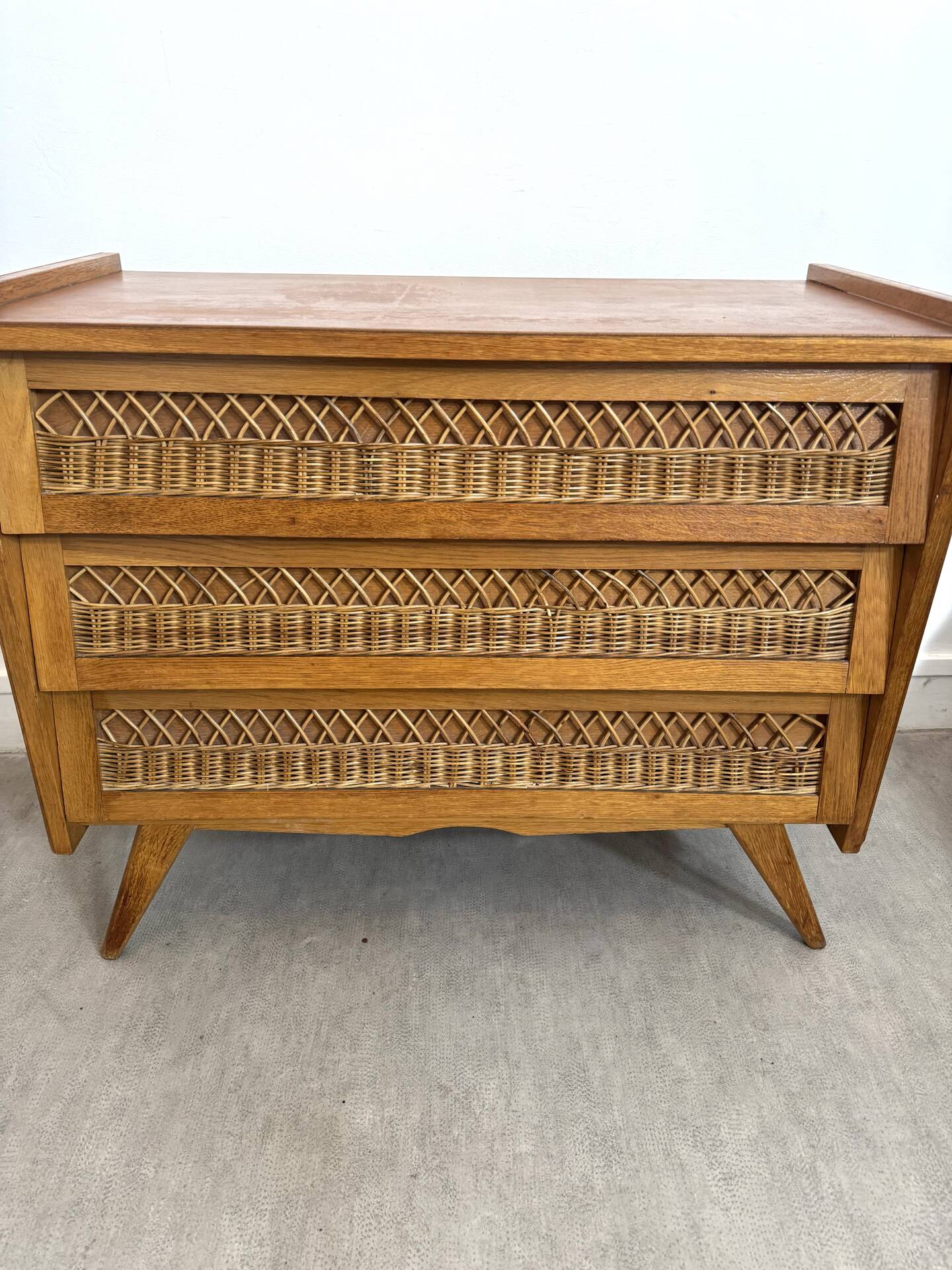 Vintage commode with tapered legs in rattan.