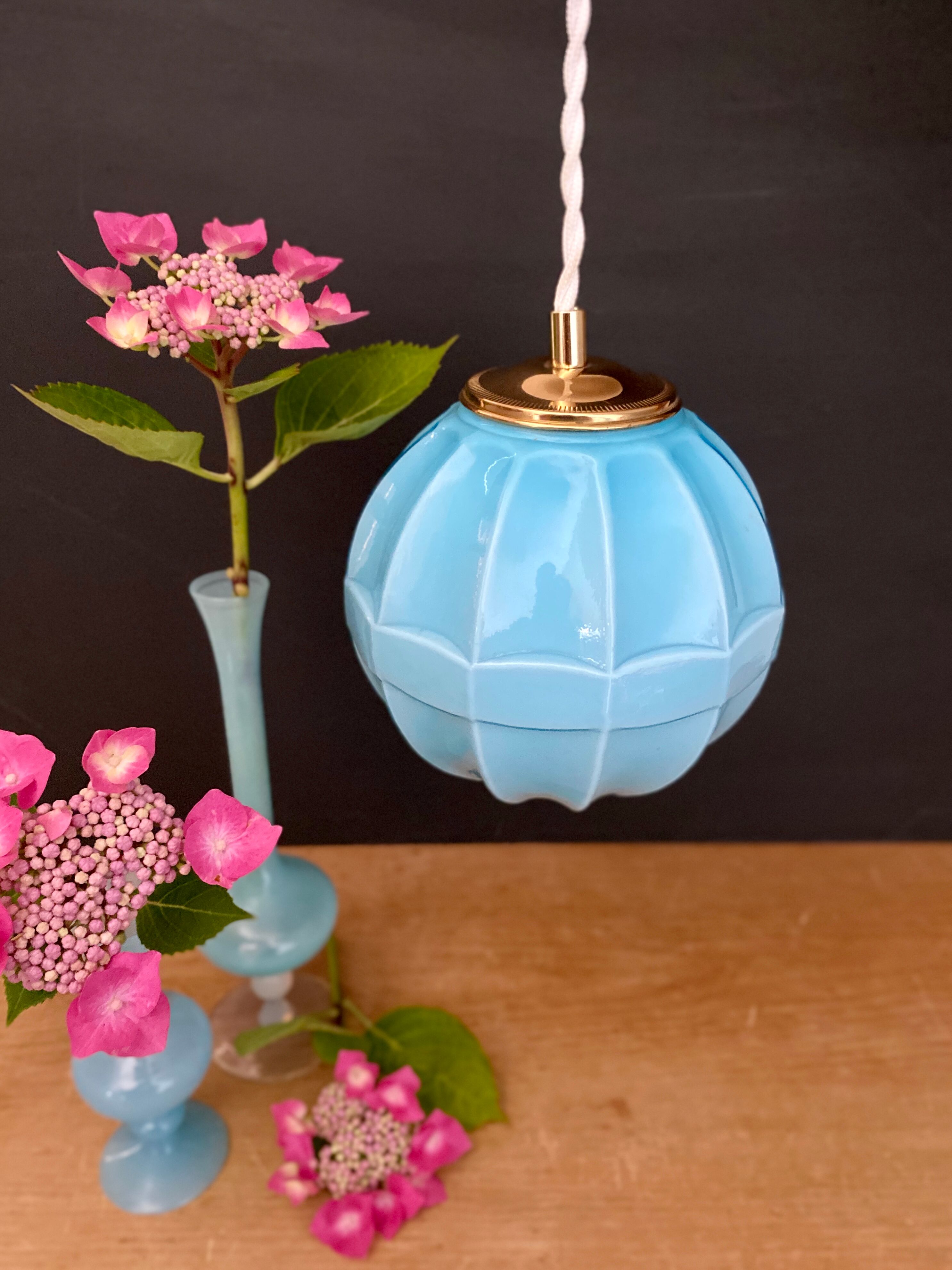 Suspension globe vintage en opaline bleue