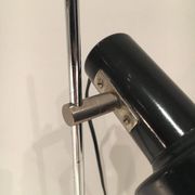 Lampe réglable en métal laqué noir et chrome. Travail français. Vers 1970