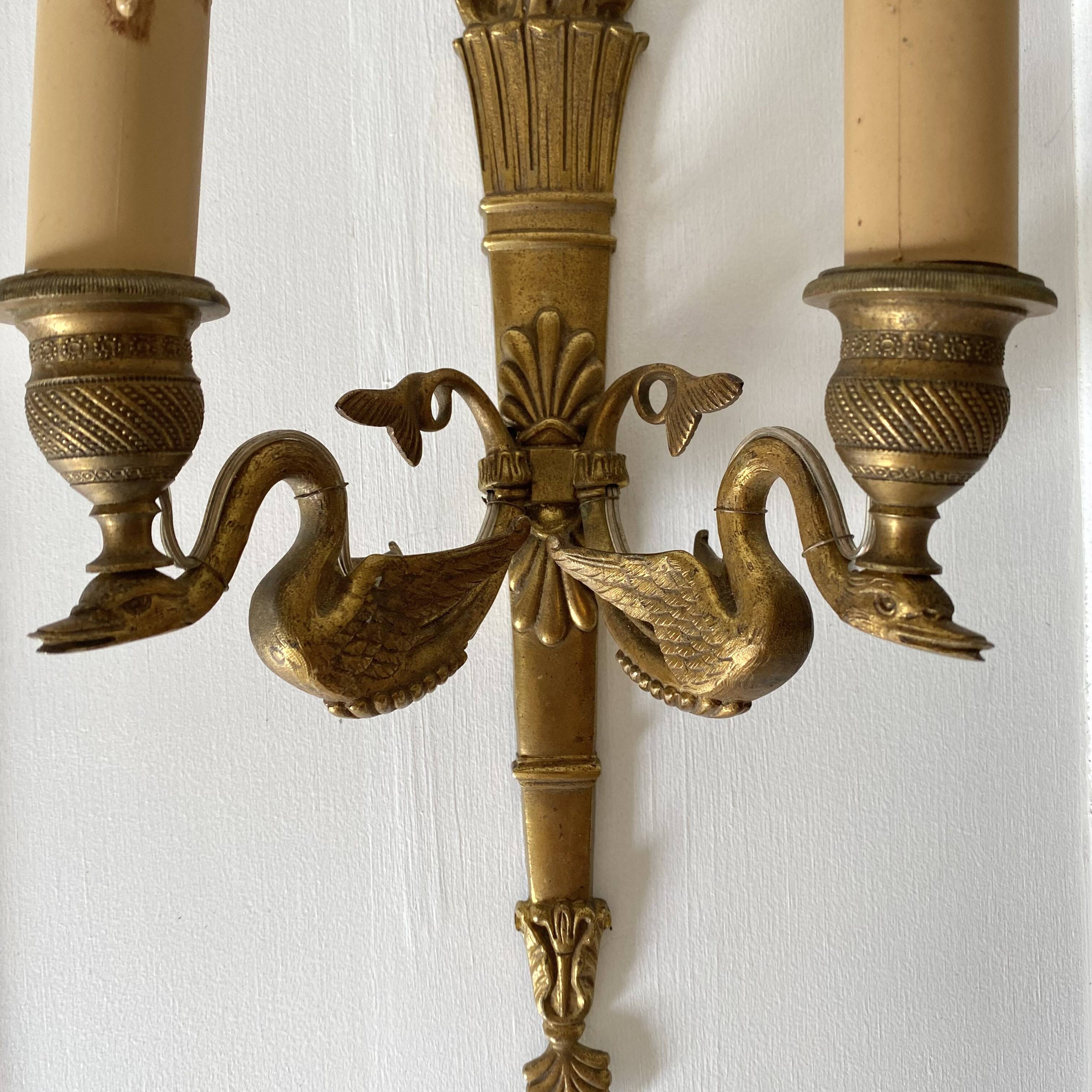 Paire d'appliques doubles en laiton style louis XVI décor de cygnes