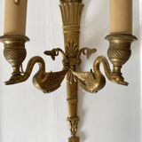 Paire d'appliques doubles en laiton style louis XVI décor de cygnes