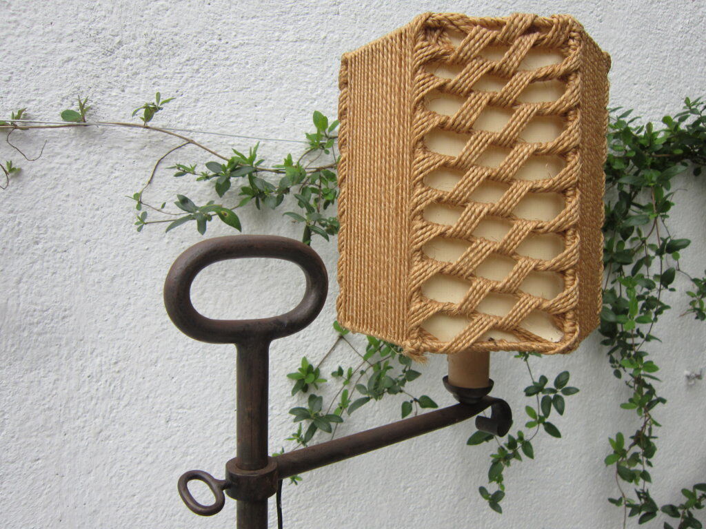 Tripode gallows lamp