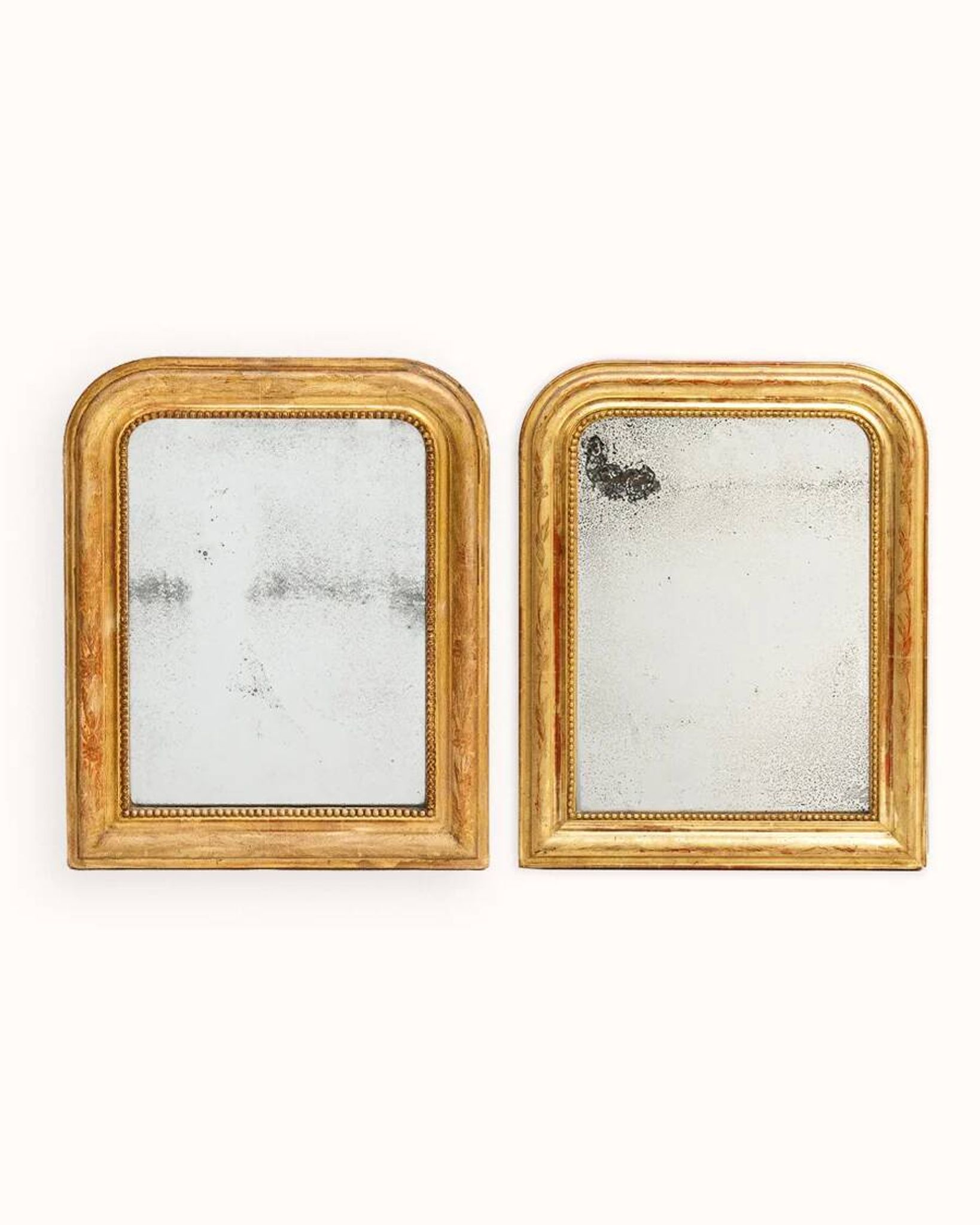 Ensemble de deux petits miroirs Louis-Philippe français dorés rouge du XIXe siècle