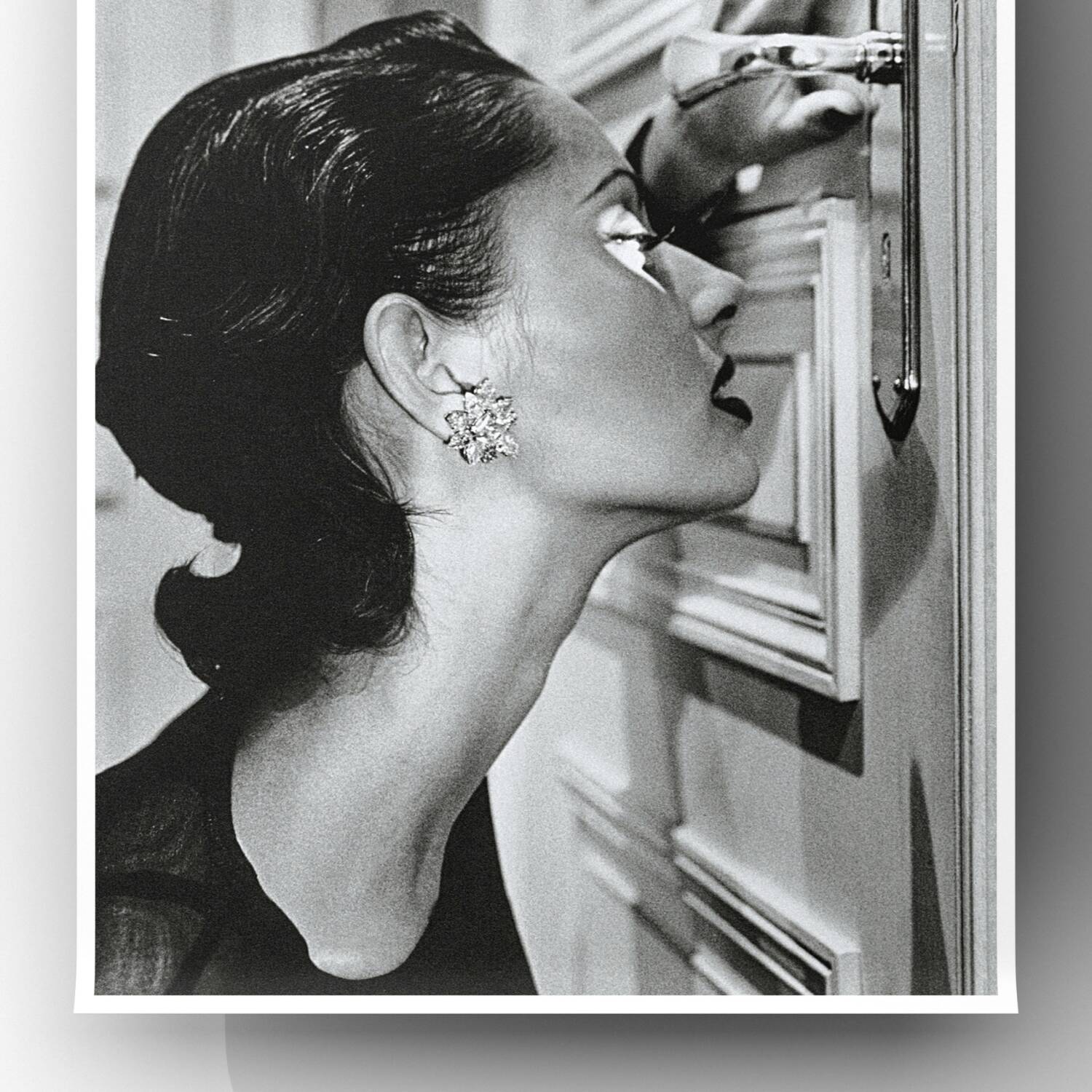 Helmut Newton – « Heather regardant par le trou de la serrure » (1994) | Tirage d'art