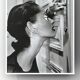 Helmut Newton – « Heather regardant par le trou de la serrure » (1994) | Tirage d'art