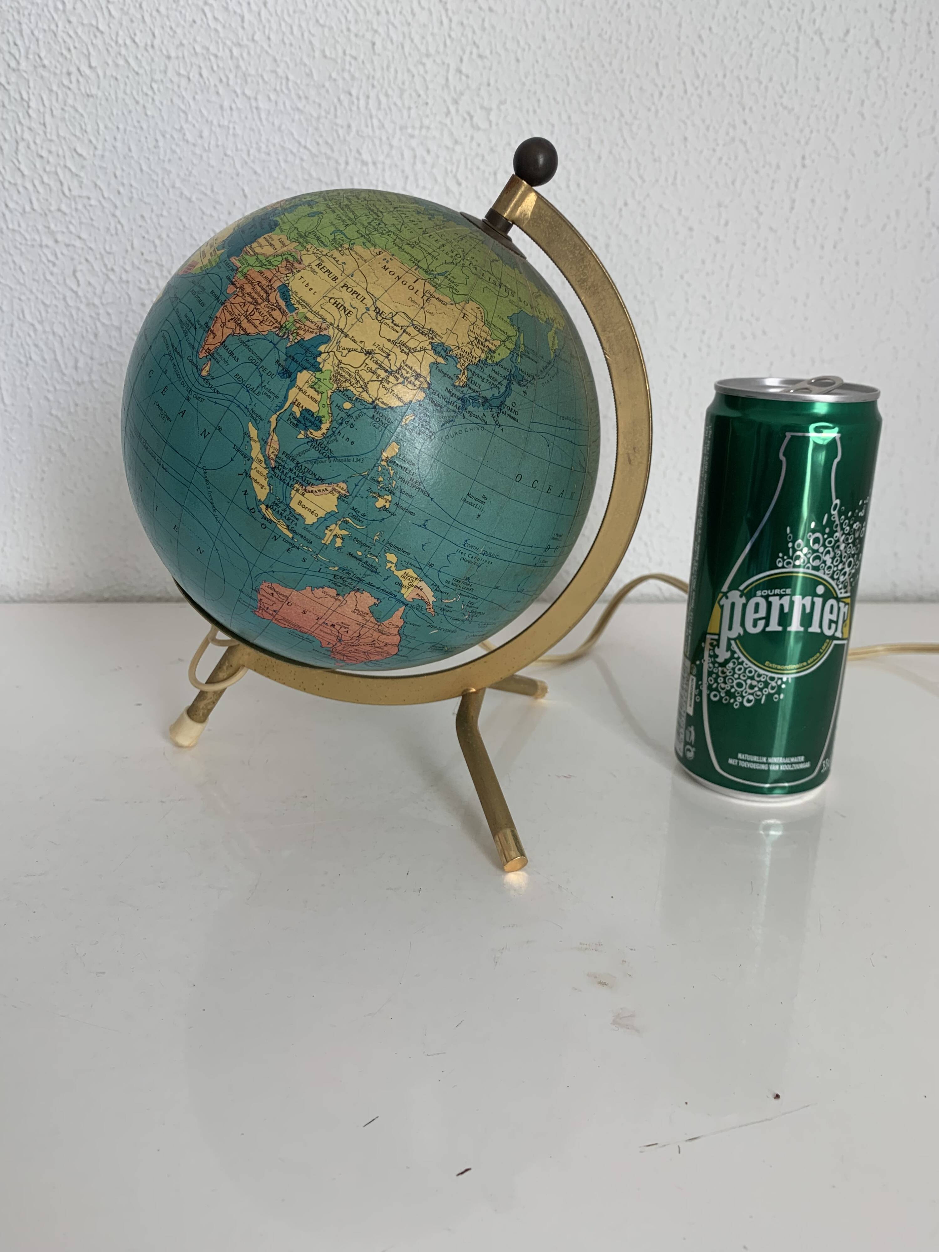 Globe terrestre tripode Taride en métal doré et verre, 1967