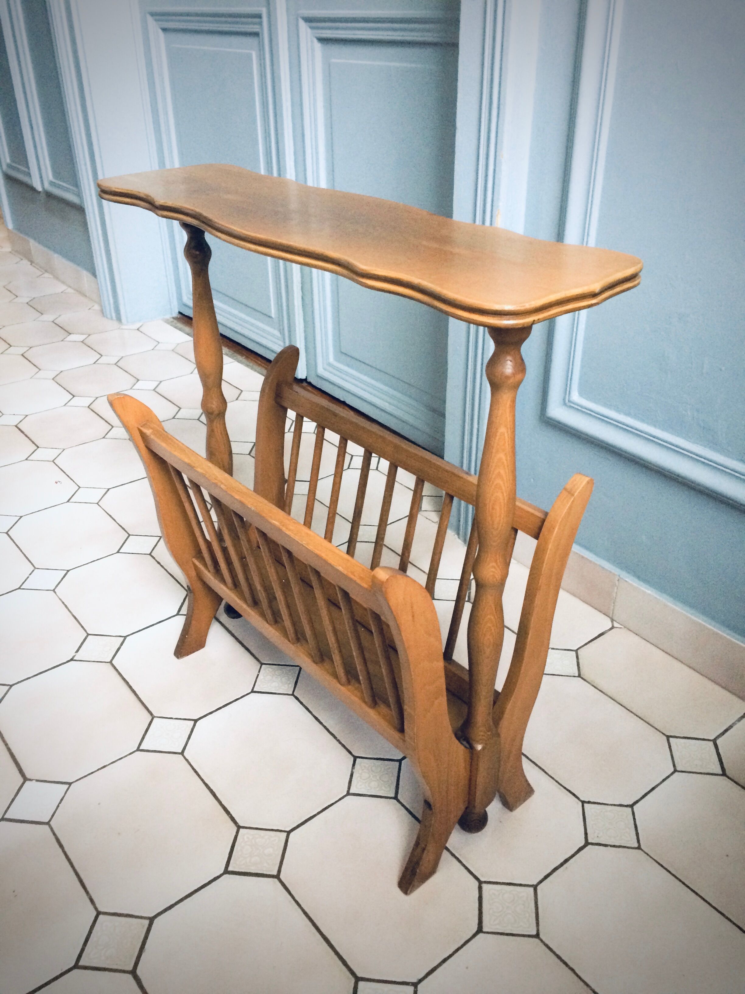 Vintage tablet magazine holder