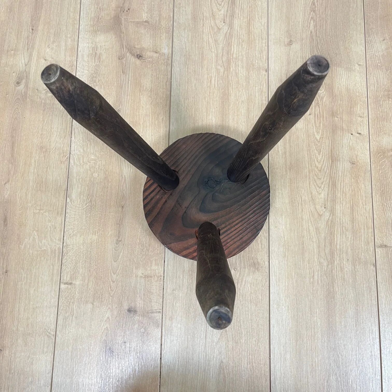 Petit tabouret tripode brutaliste en bois massif