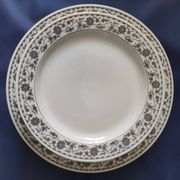 Set of 6 dinner plates and 4 dessert plates, made of porcelain.