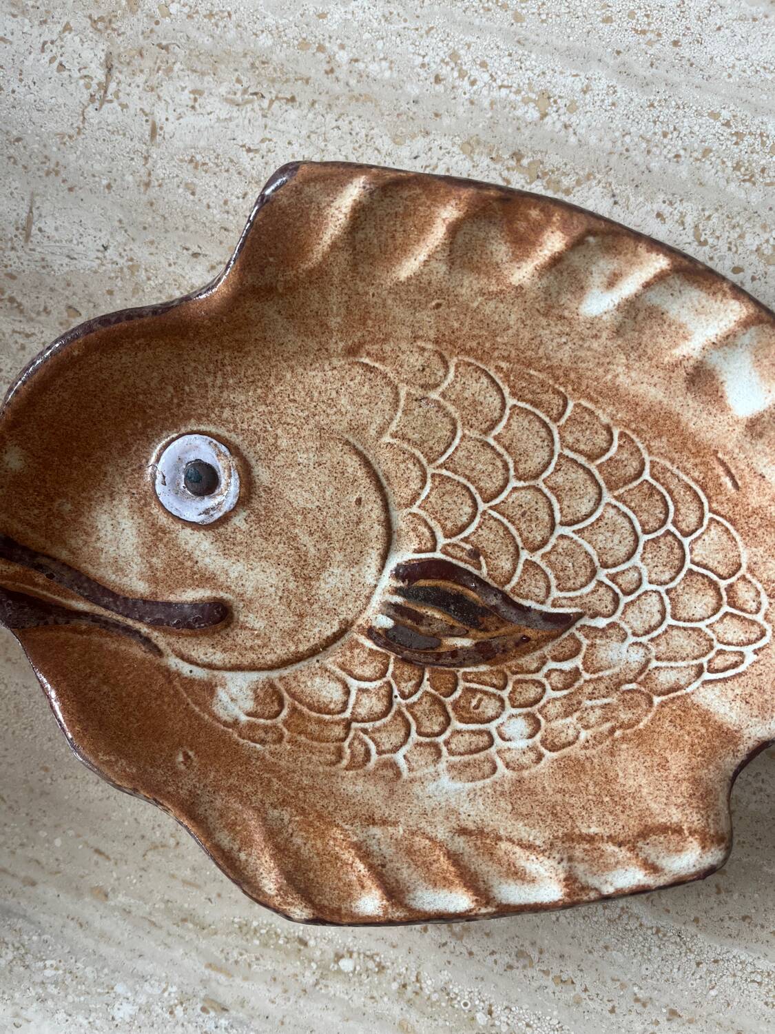 Decorative ceramic plate in the shape of a fish from the 1970s.