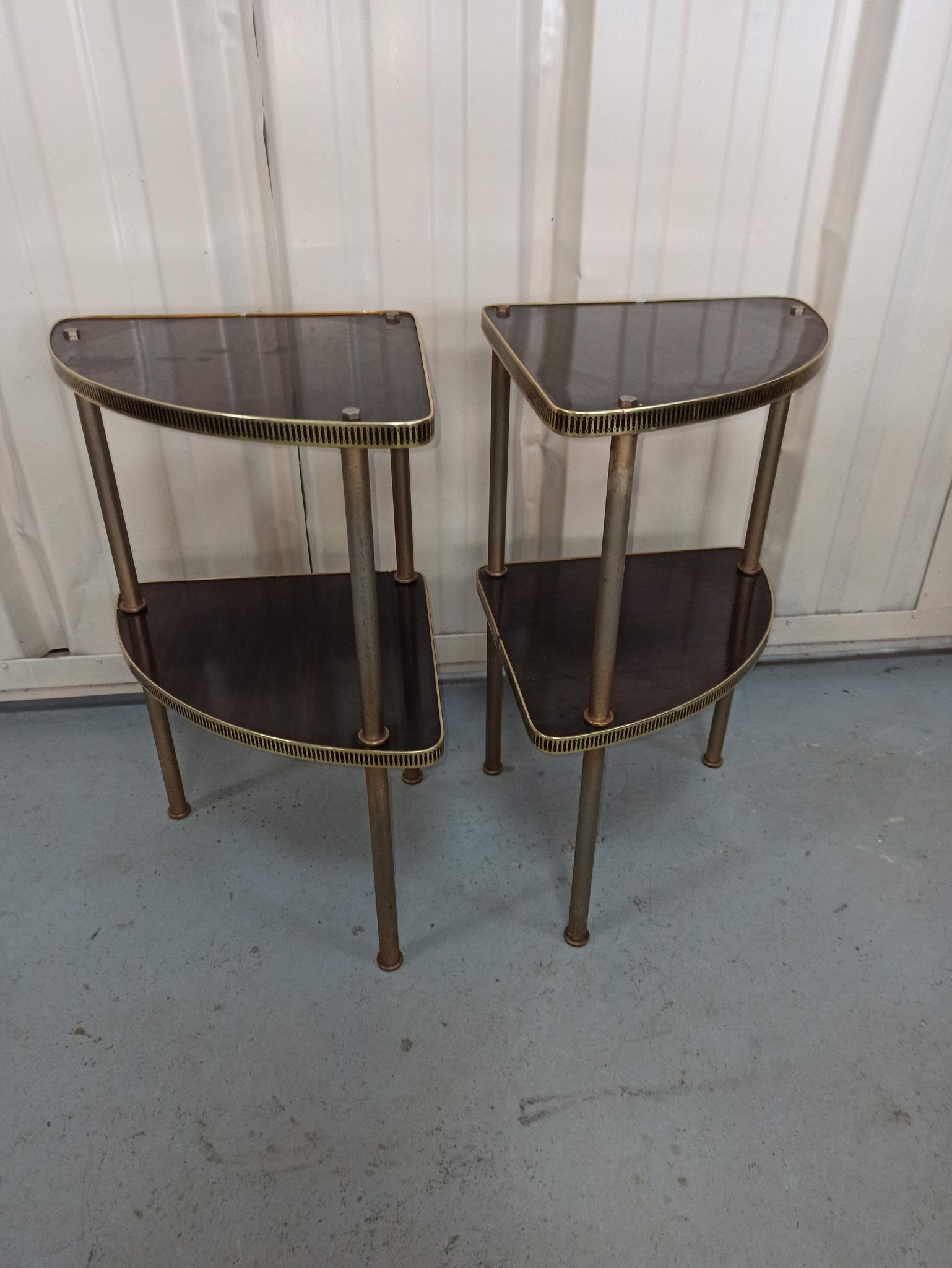 Pairs of corner shelves notches gilded formica brown 60s