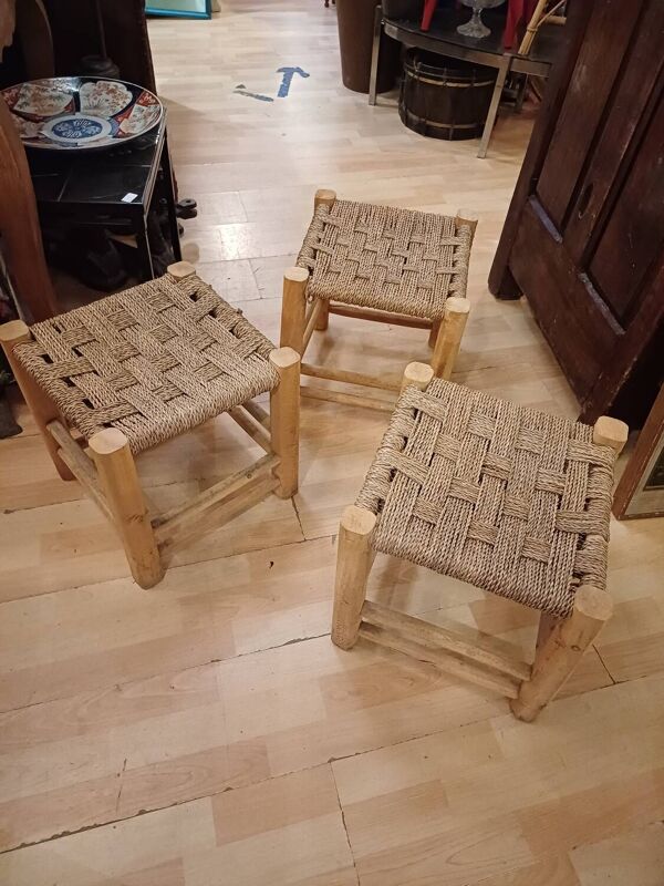 Série de trois tabourets brutaliste bois, assise corde