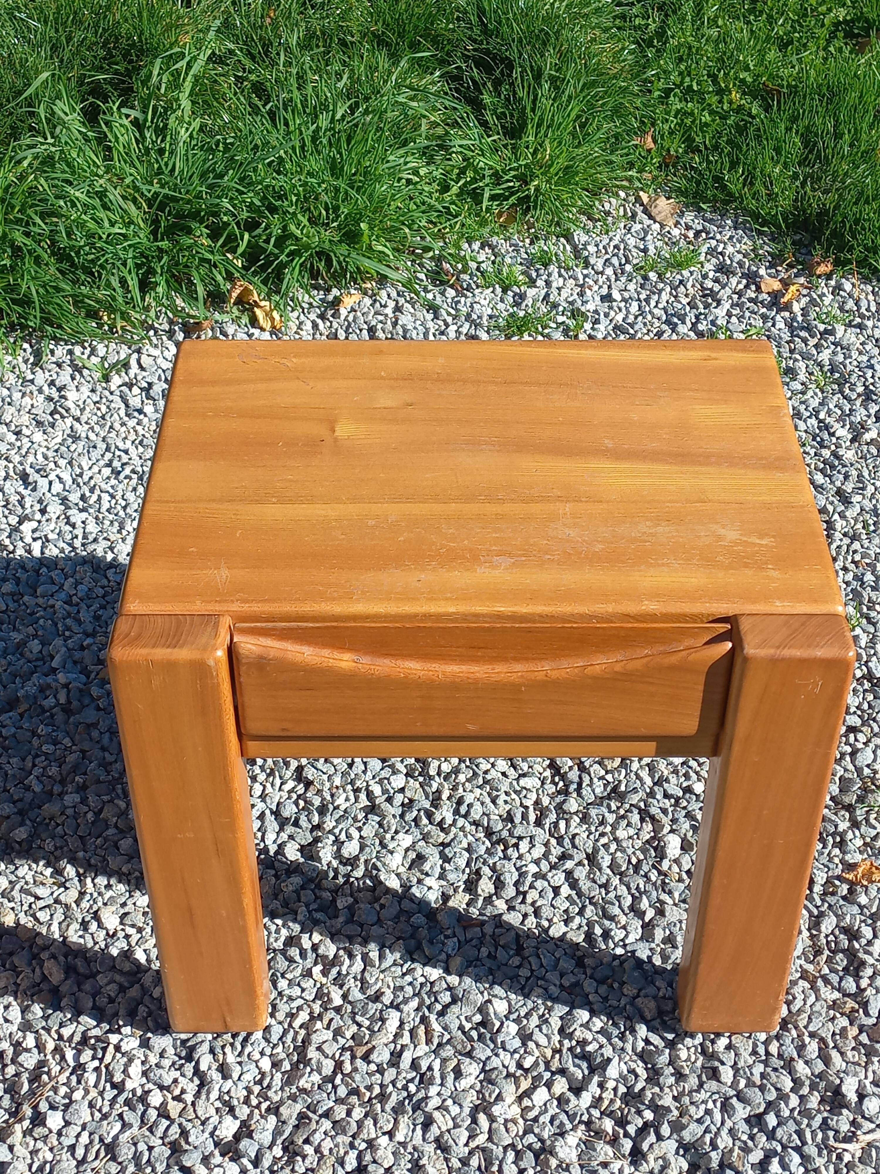 Paire de chevets en orme massif de la maison Regain