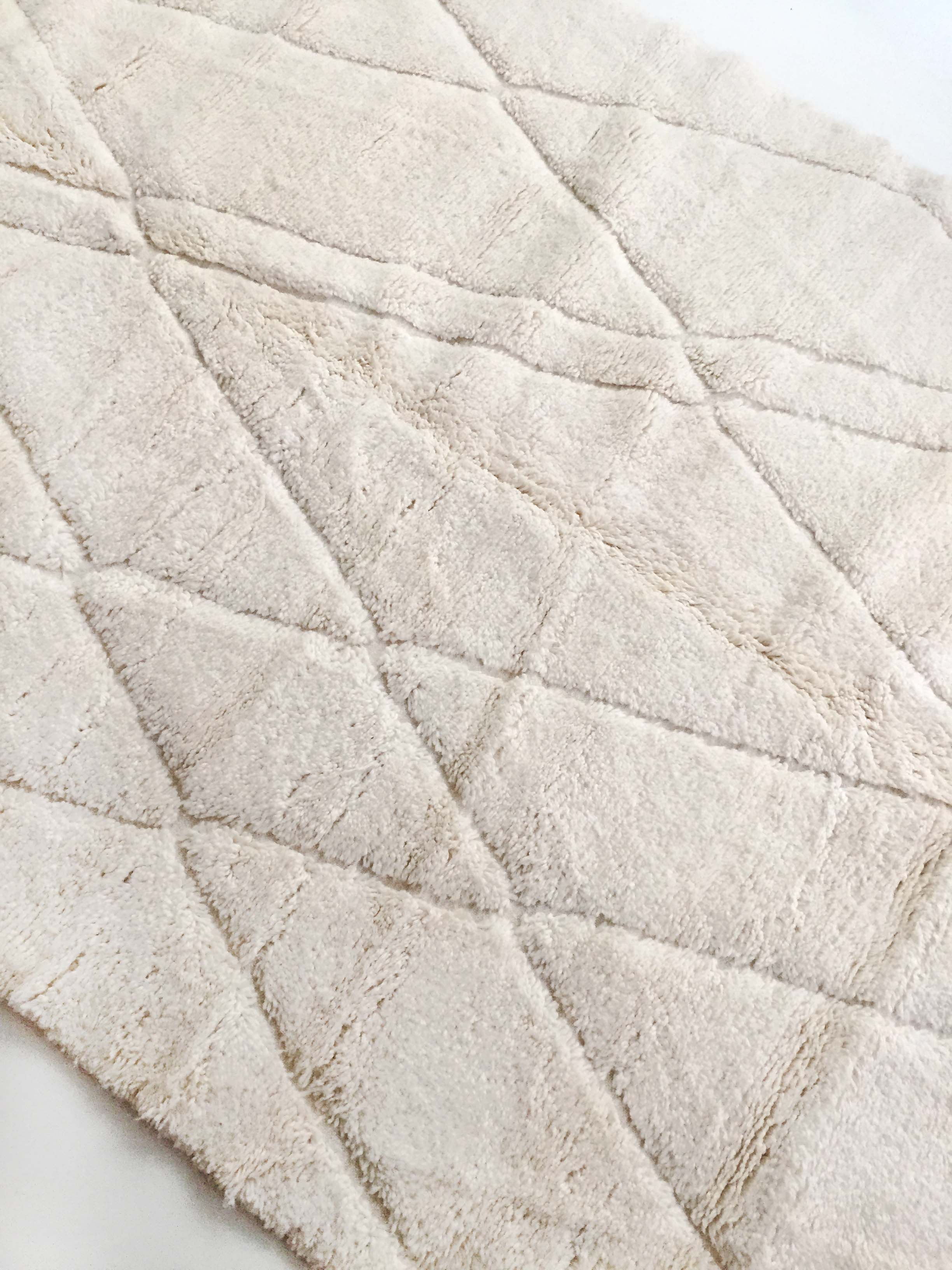 Moroccan Berber carpet blessed ouarain ecru plain with engraved diamonds 300x202cm