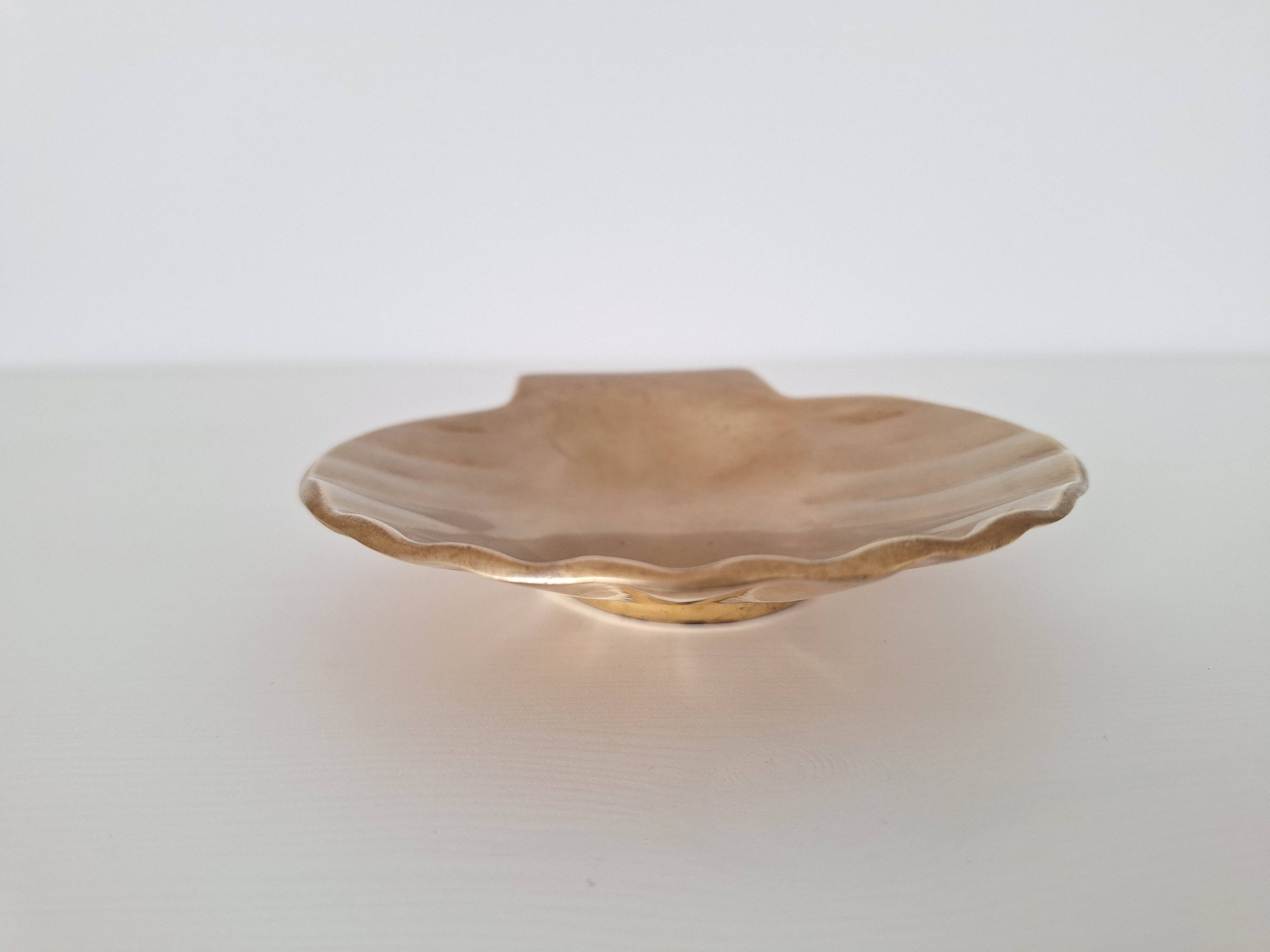 Shell-shaped brass catchall