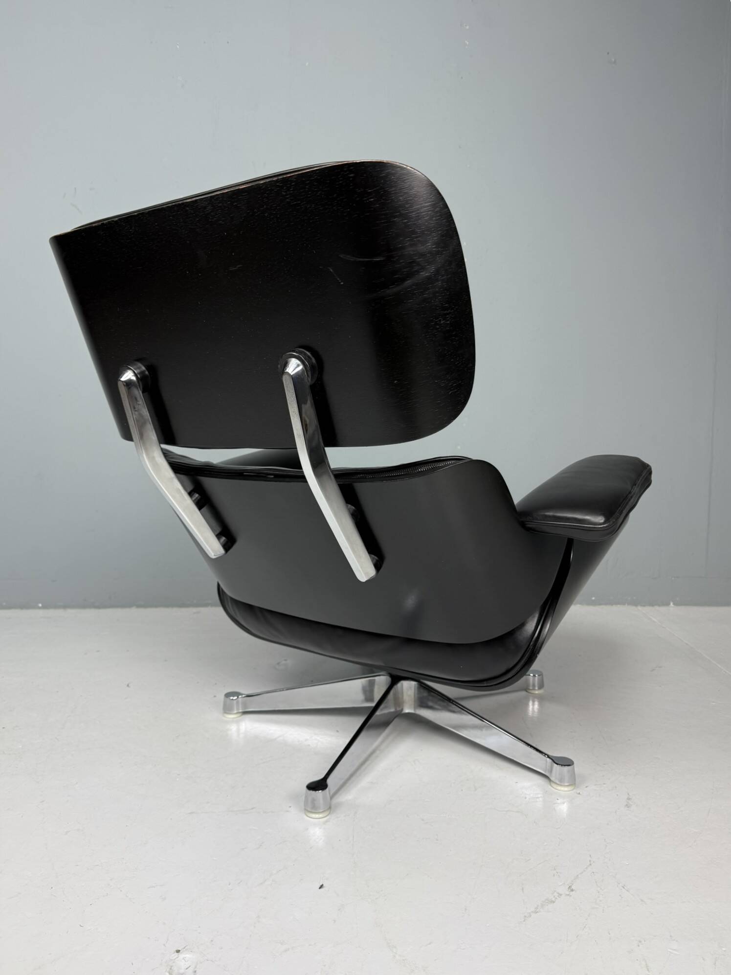 Chaise longue Eames entièrement noire par Herman Miller, années 1970.