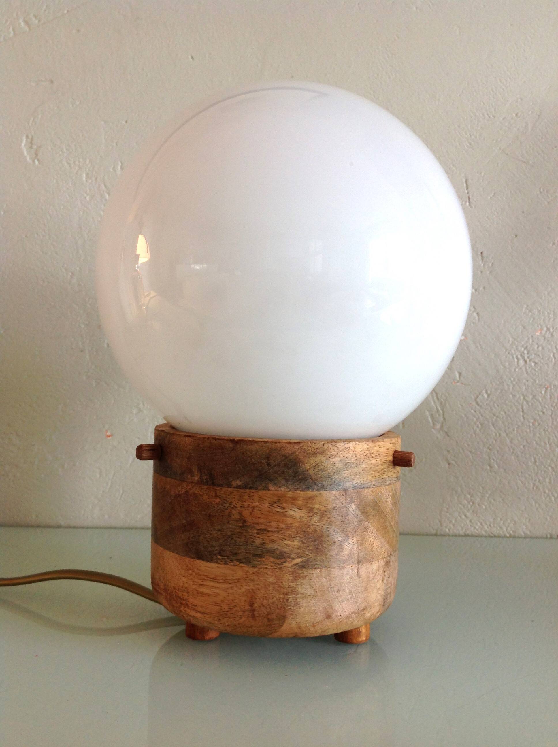 Lampe globe en opaline blanche sur socle bois