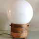 Lampe globe en opaline blanche sur socle bois