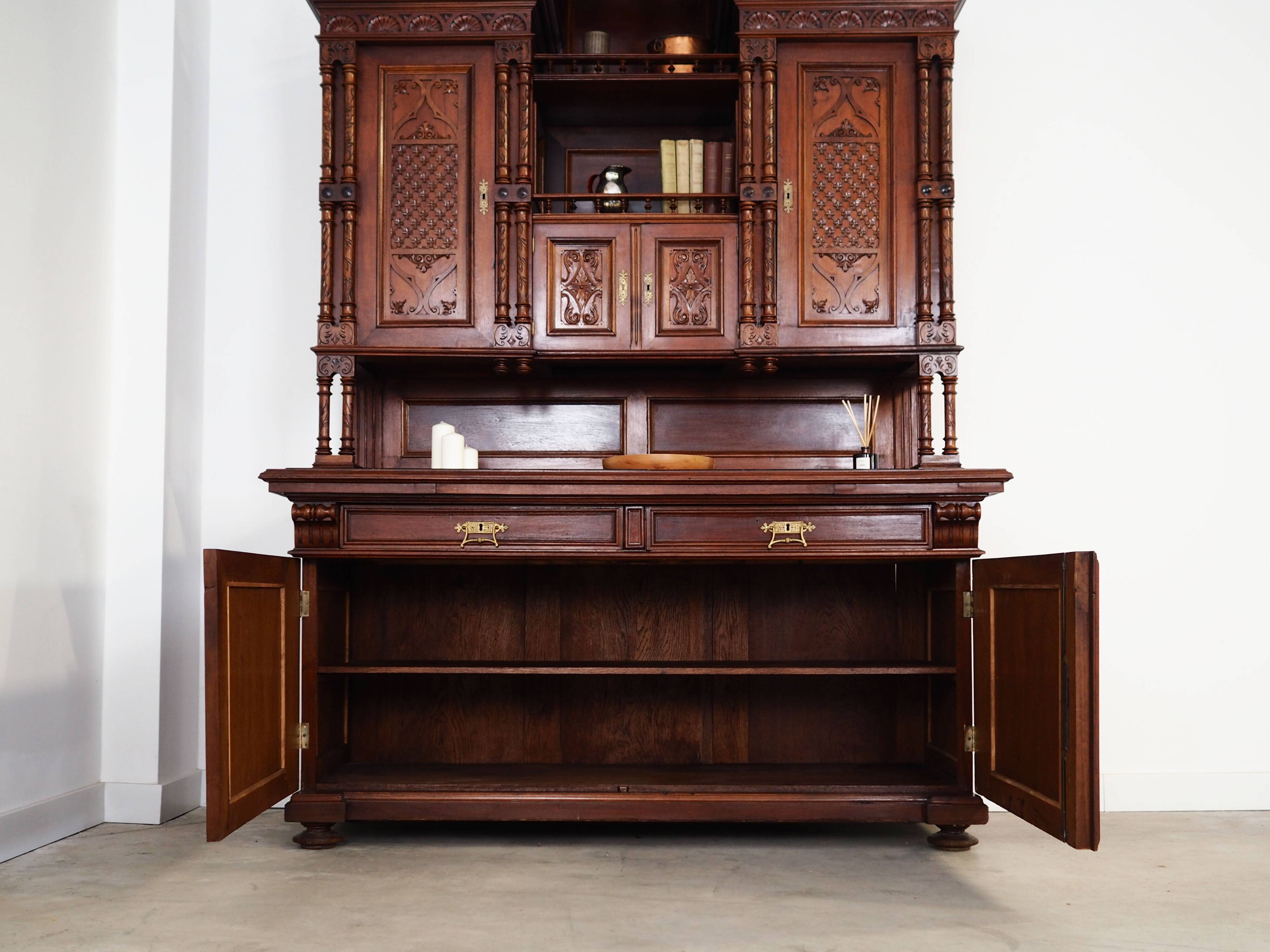 Armoire, vaisselier en chêne, Allemagne première moitié du XXème s.