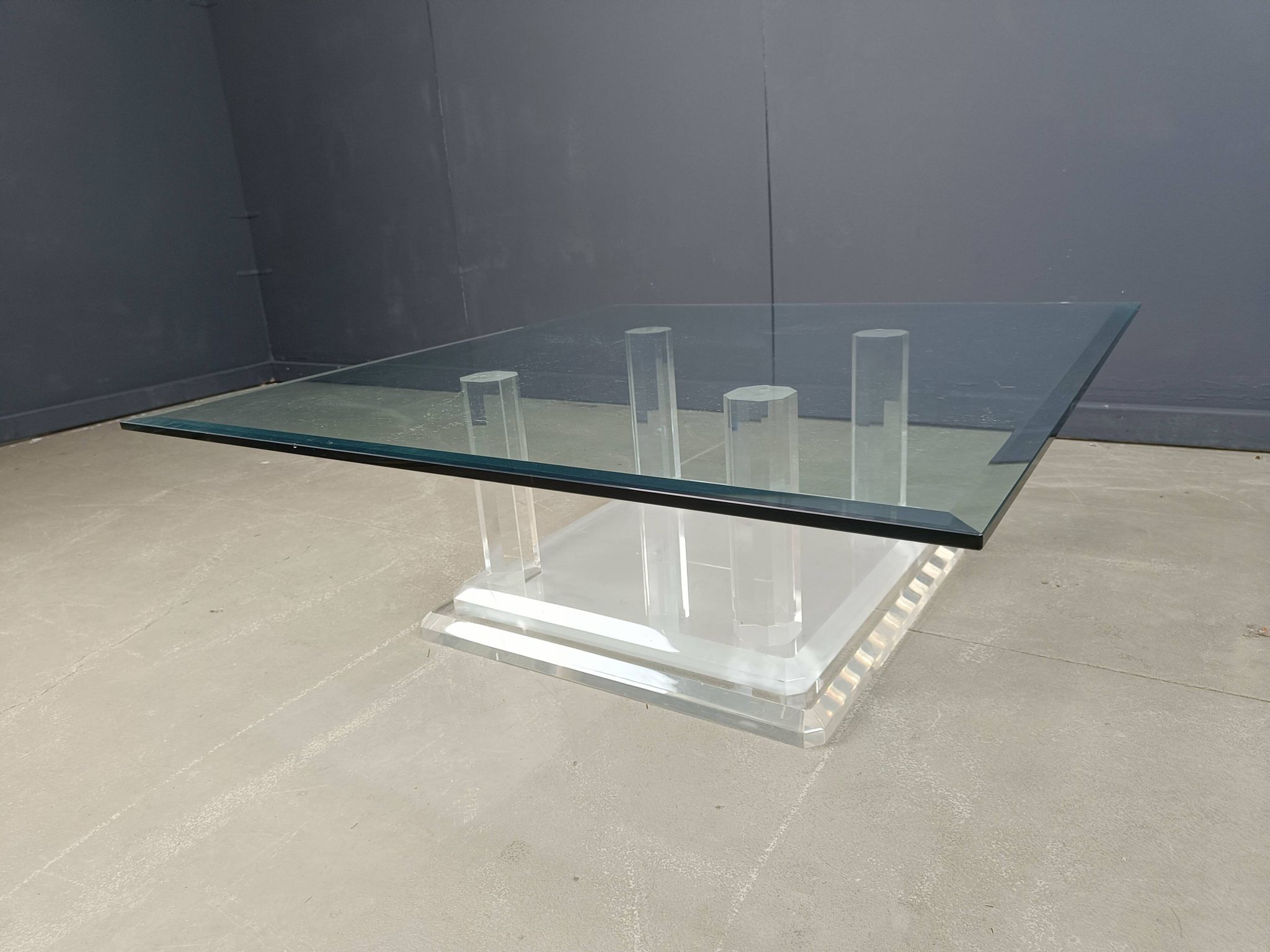 Table basse ou table d'appoint en Lucite, années 1970
