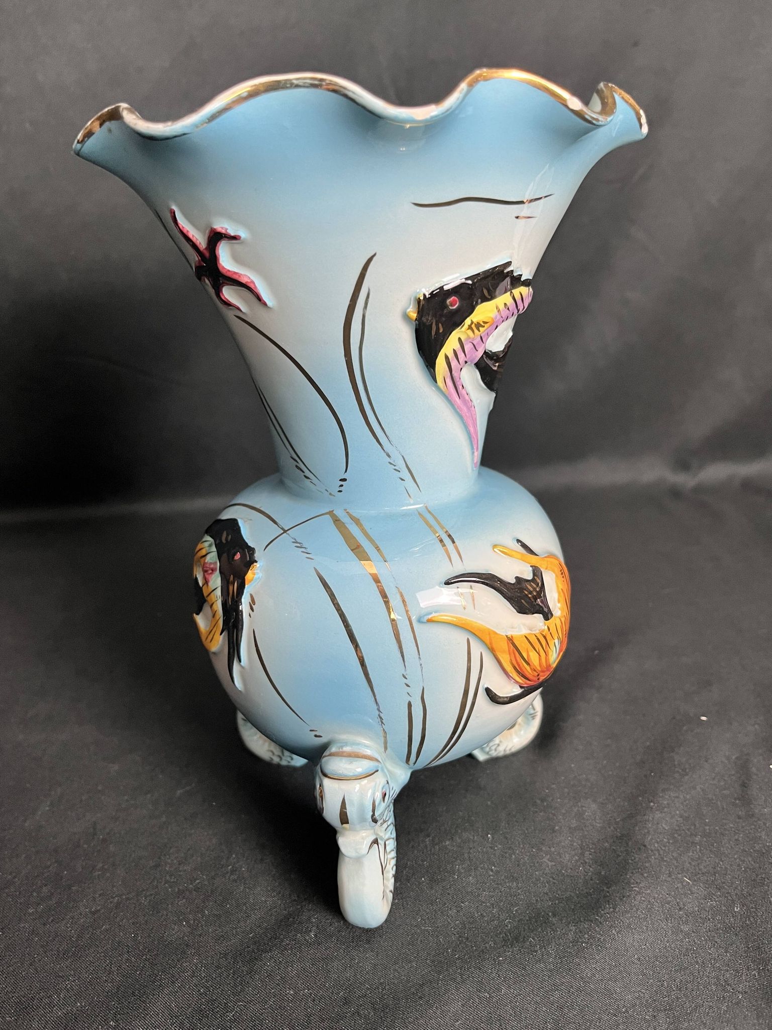 Vase tripode en barbotine émaillée Cerdazur XXème
