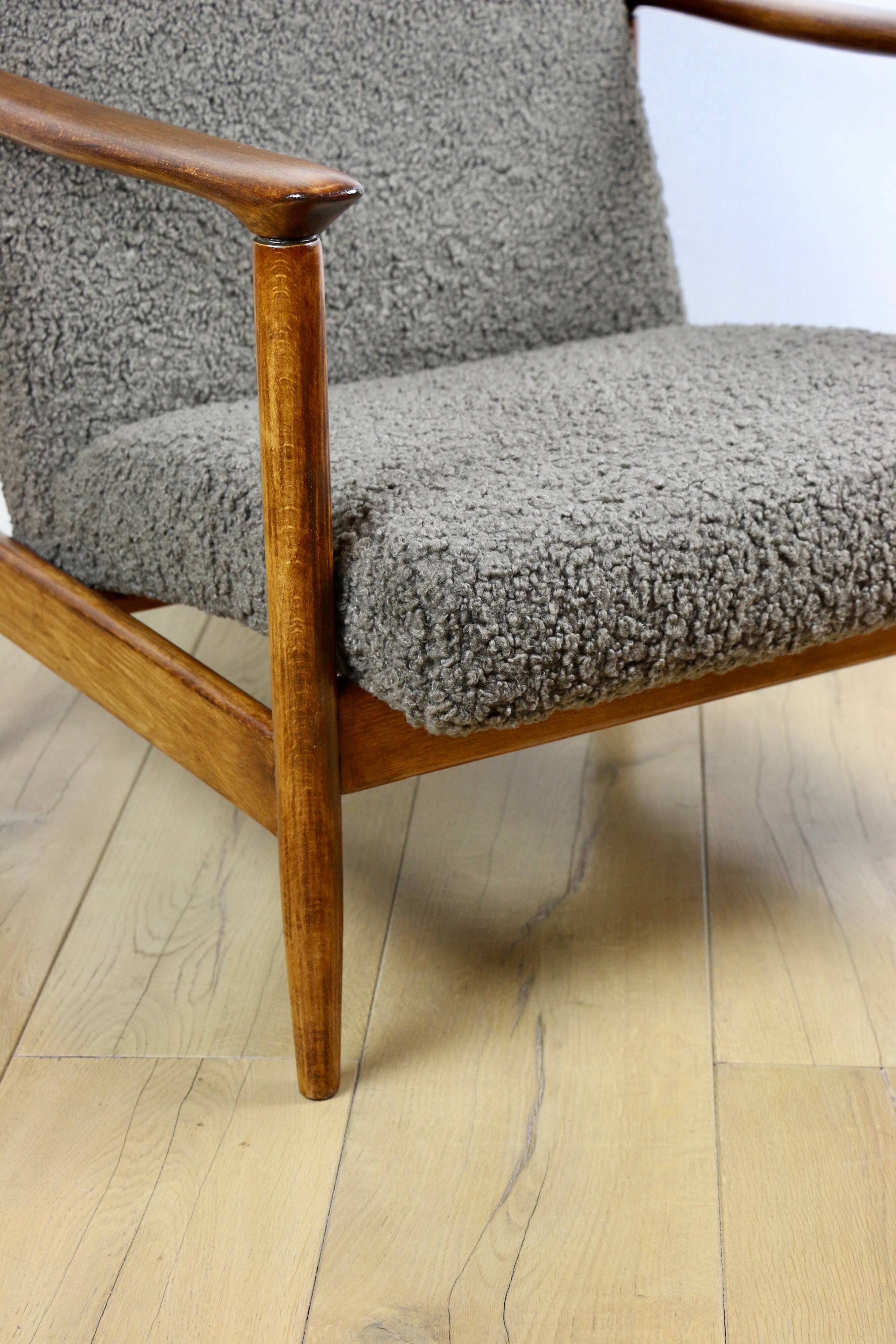 Fauteuil GFM-142, design d'Edmund Homa des années 70, bouclé épais marron chocolat - 2 pièces disponibles.