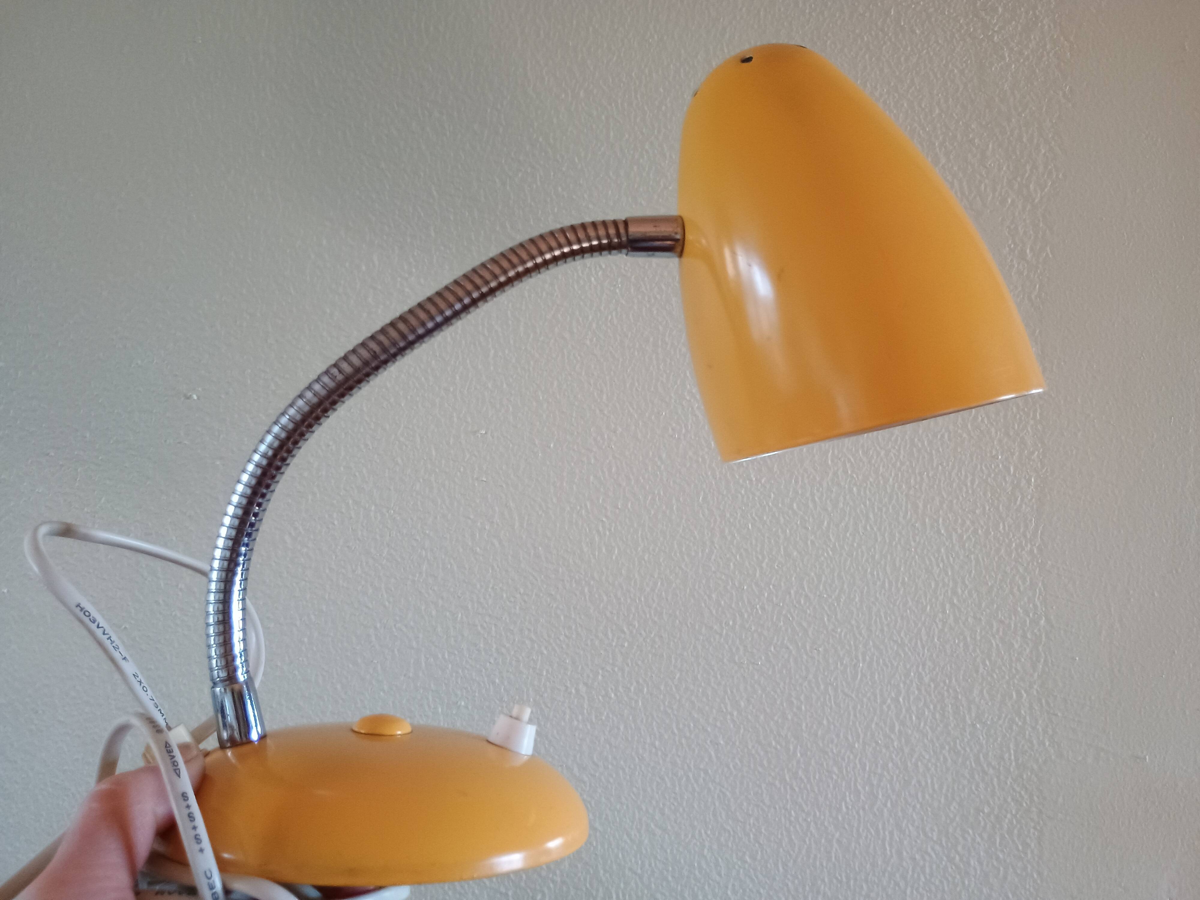 VINTAGE DESK LAMP - Yellow metal movable steel arm