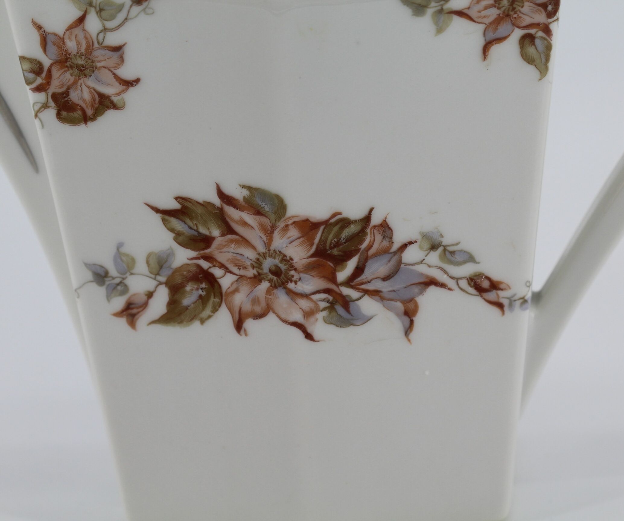 Lot teapot and sugar flowers in ancient ceramic