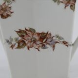 Lot teapot and sugar flowers in ancient ceramic