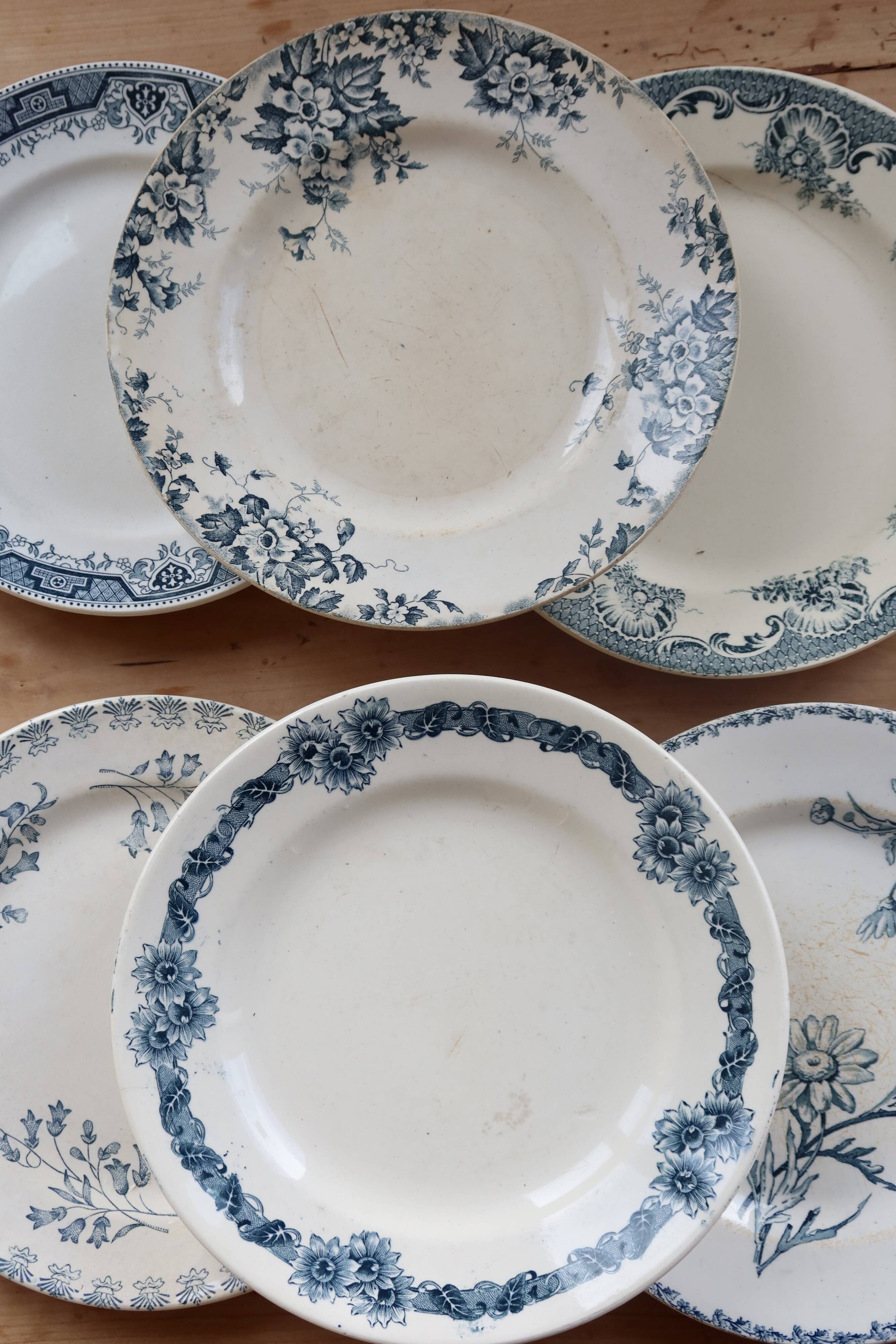 Mismatched vintage flat plates in ironstone - Blue decor