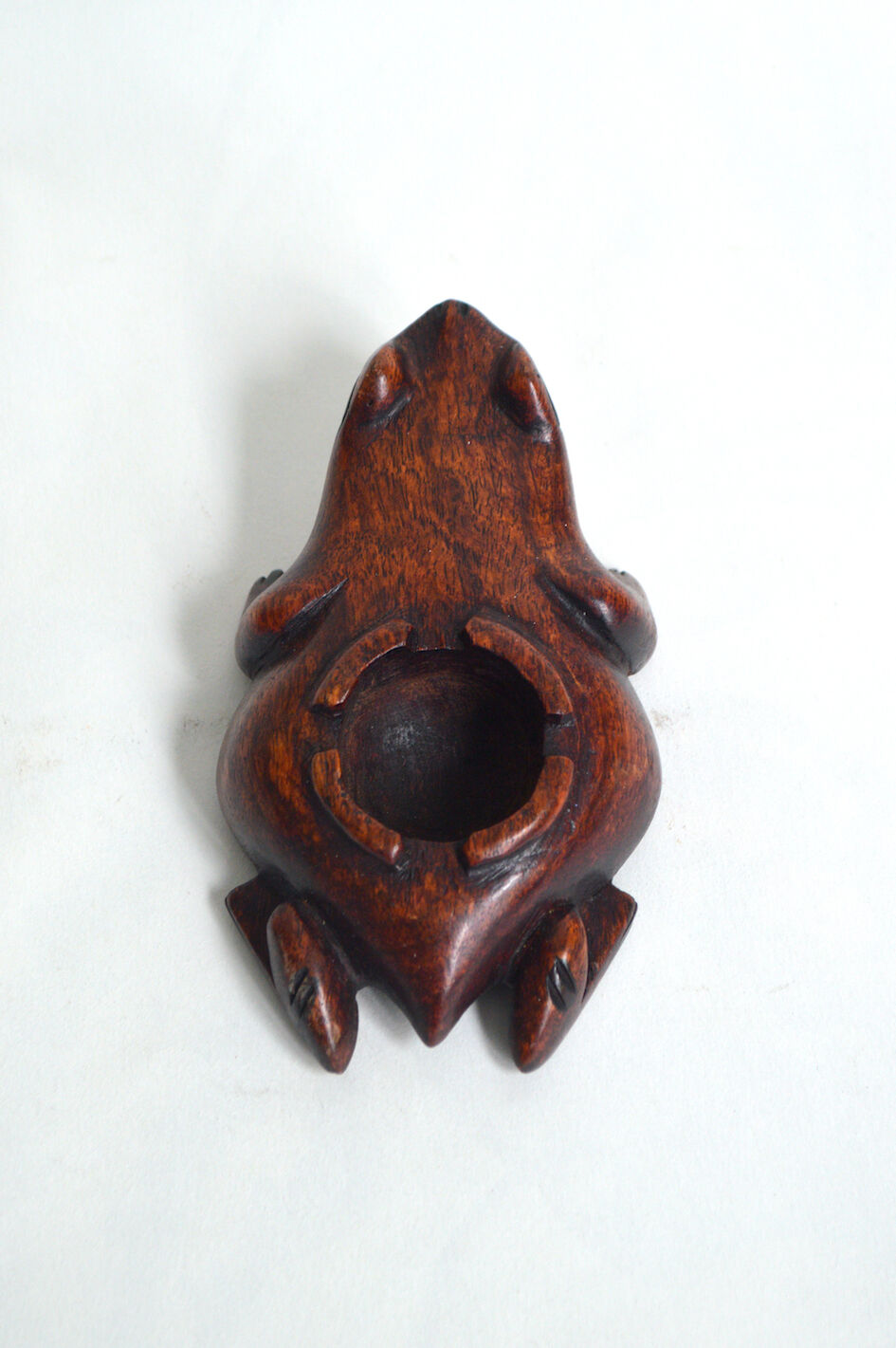 Cendrier grenouille en bois sculpté
