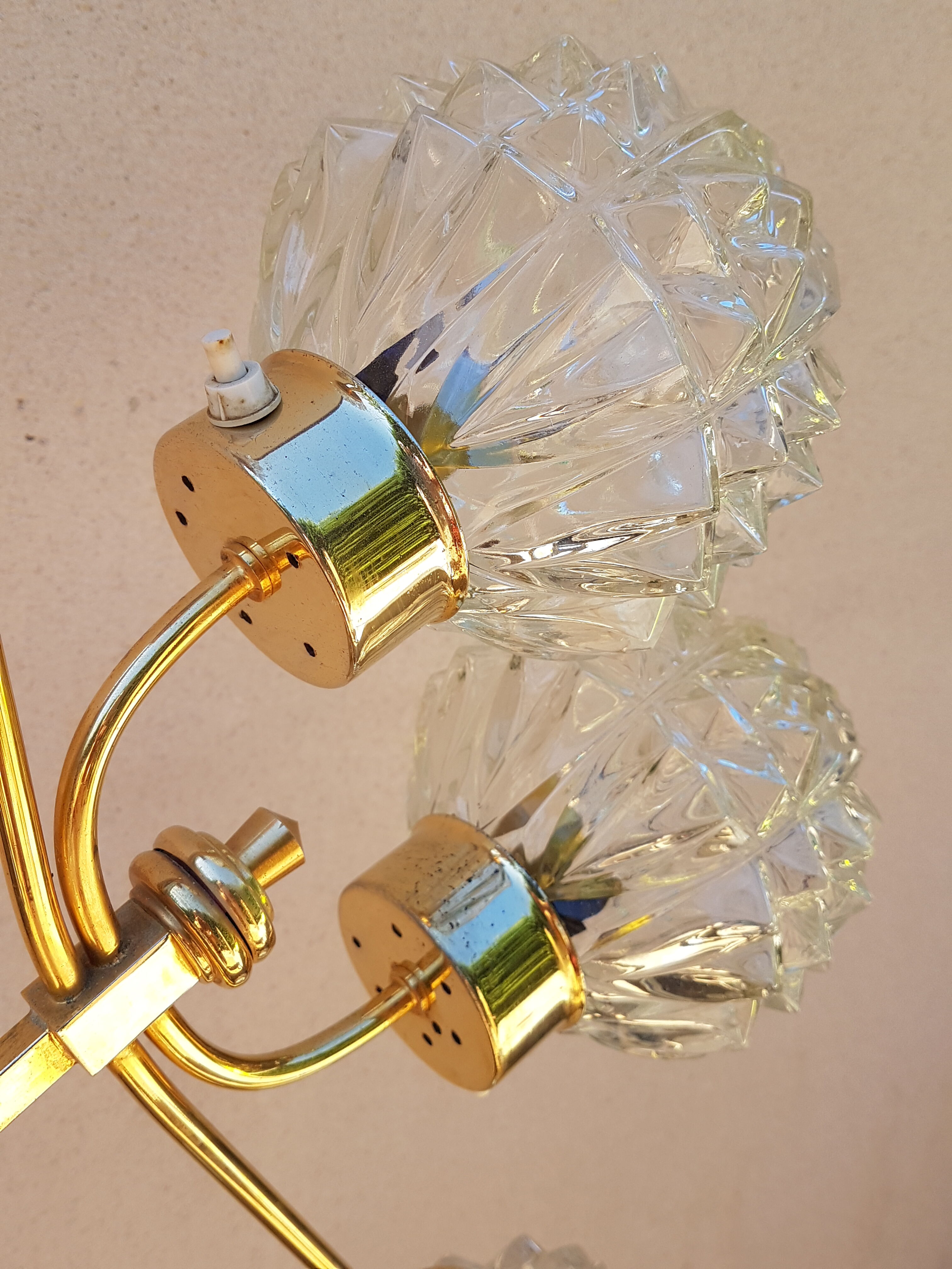 Lampadaire tripode Arlus laiton doré