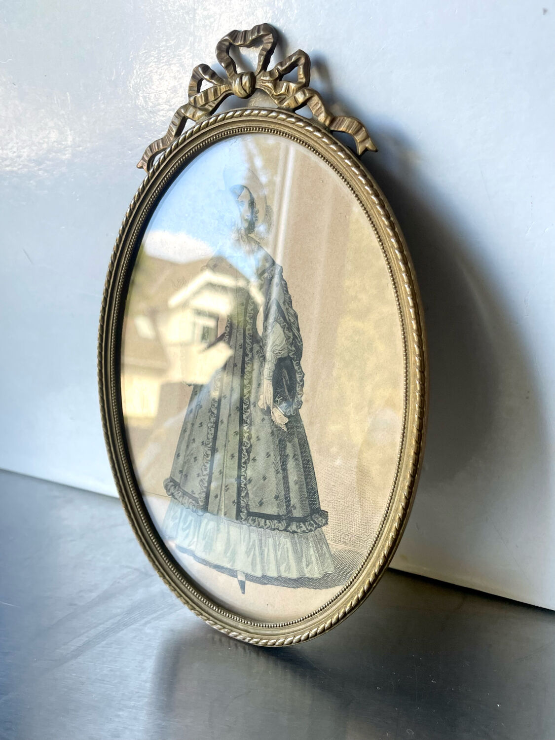 Antique oval metal gold colored brass bronze picture frame