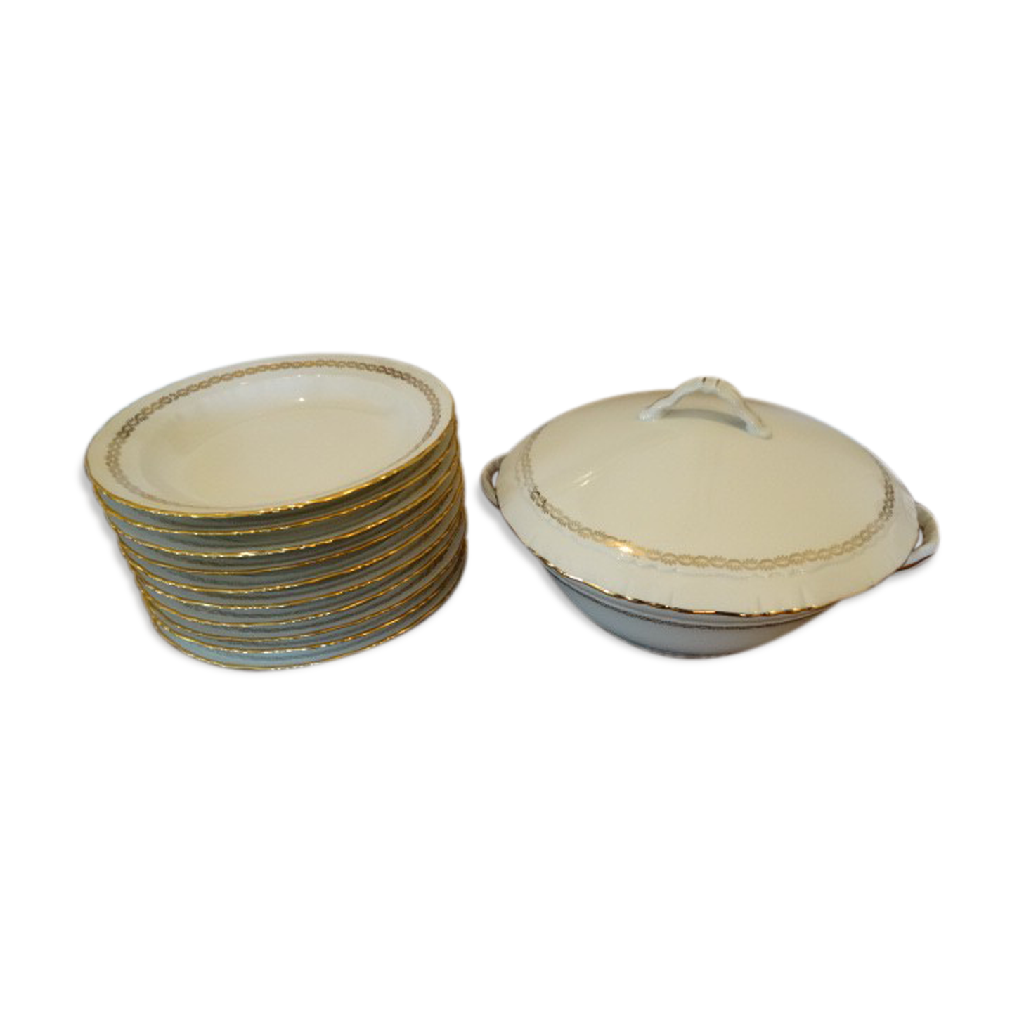 Plates and tureen vintage