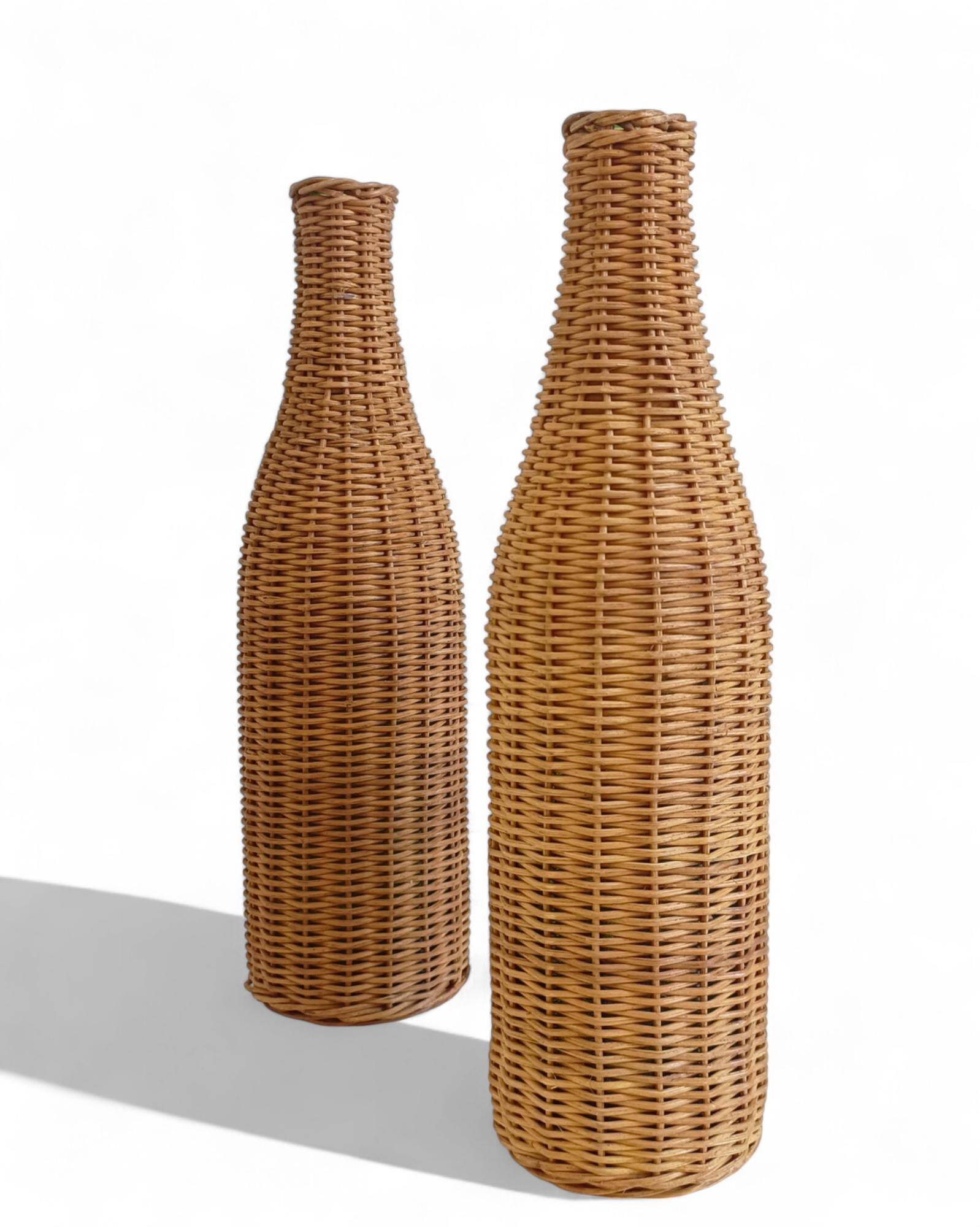 Bouteilles en verre en osier rustiques faites à la main, milieu du 20e siècle, France