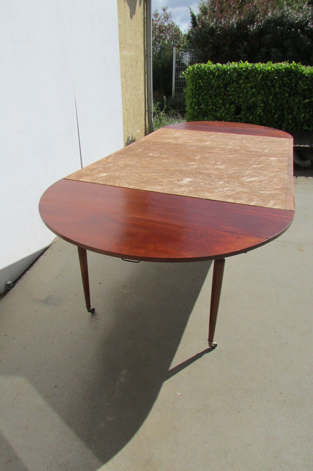 Beautiful round table 6 feet mahogany spindles, extendable