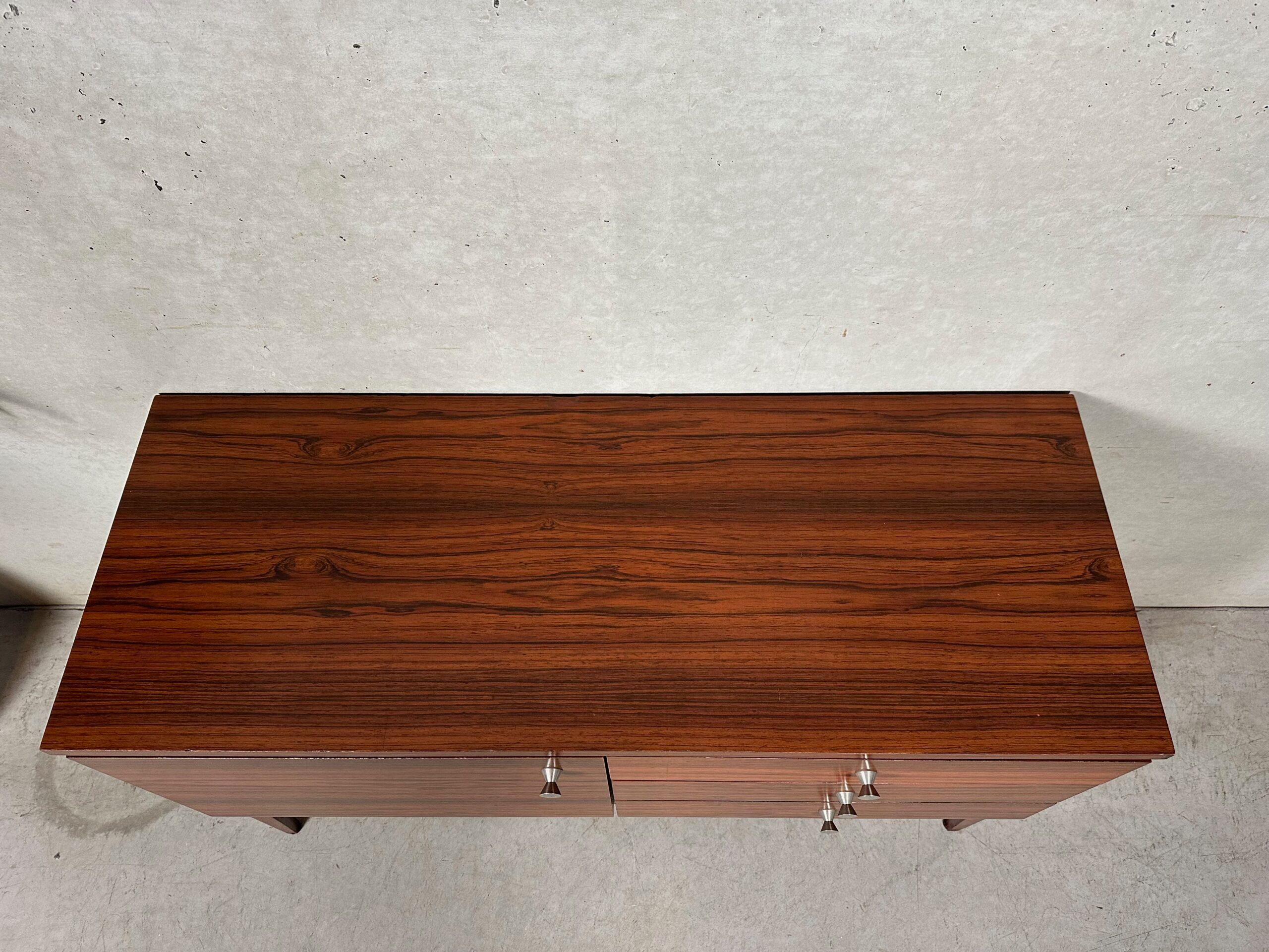 Buffet en noyer de style mid-century moderne