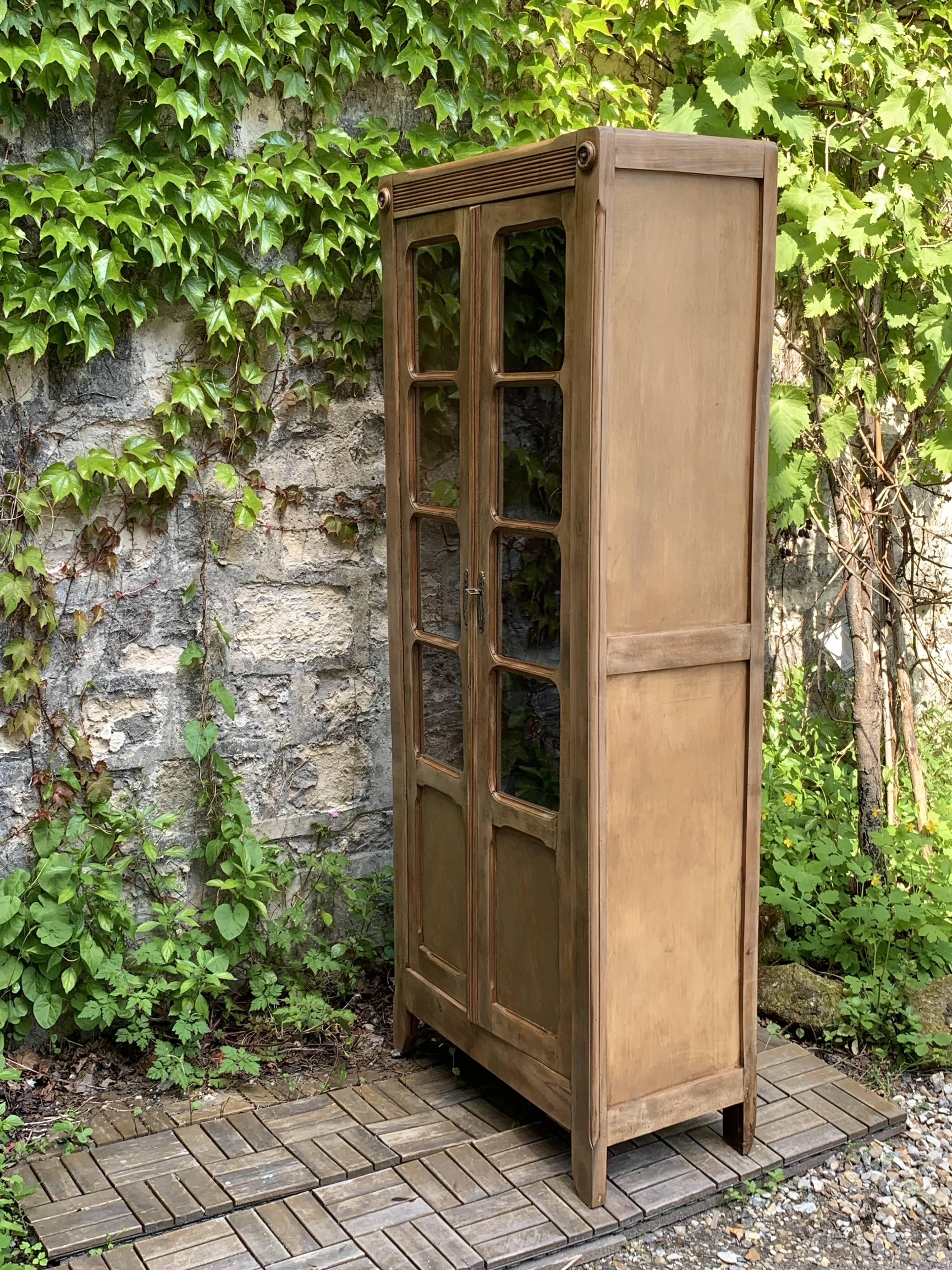 Armoire parisienne vitrée en bois brut, 1940