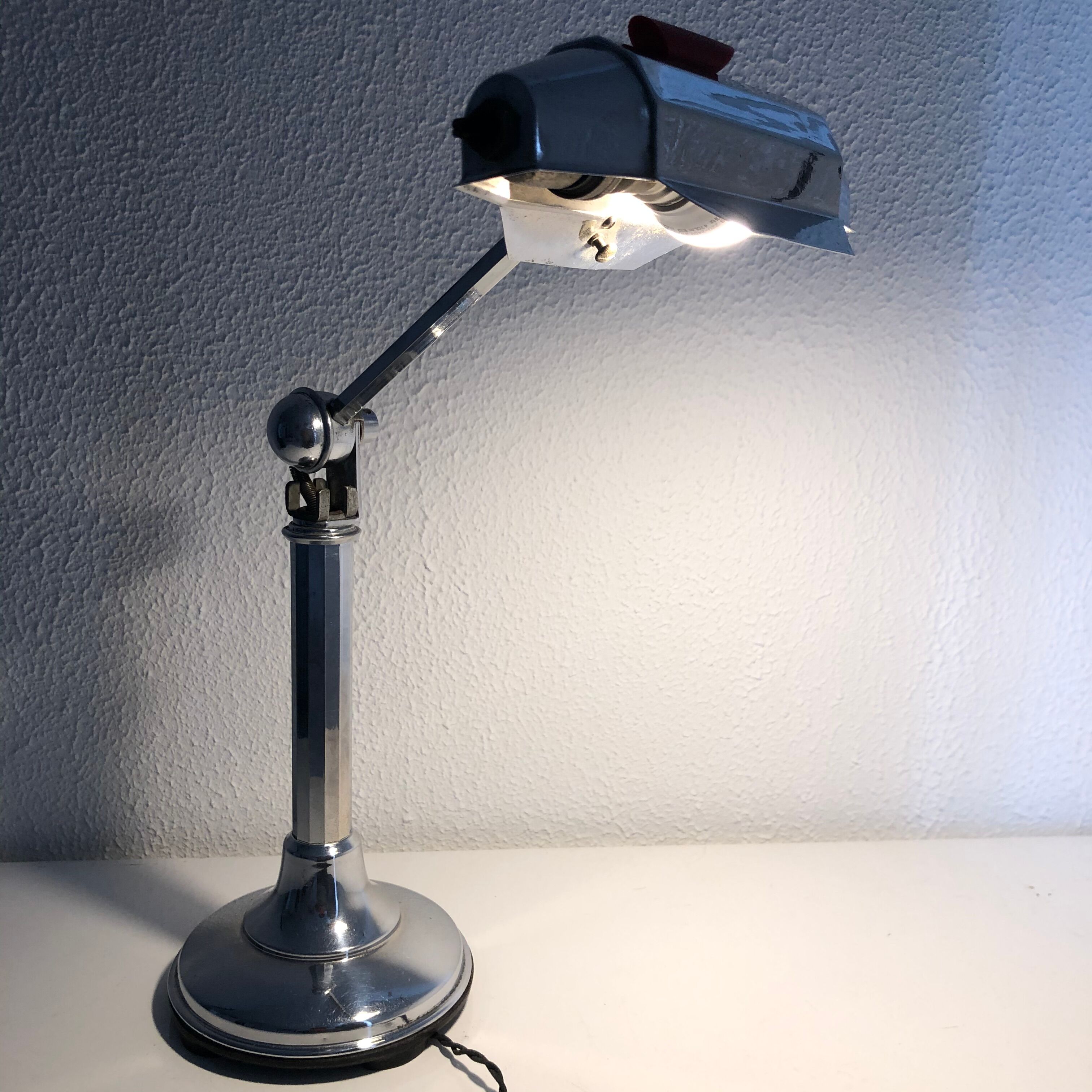 Vintage 1930 vintage chrome art deco lamp