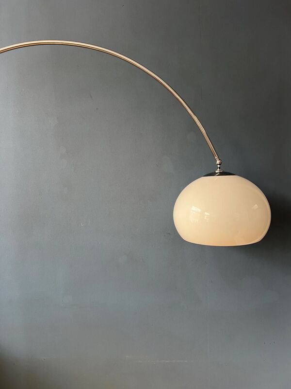 Lampadaire vintage Guzzini Space Age en forme d'arc avec abat-jour champignon blanc et base en marbre