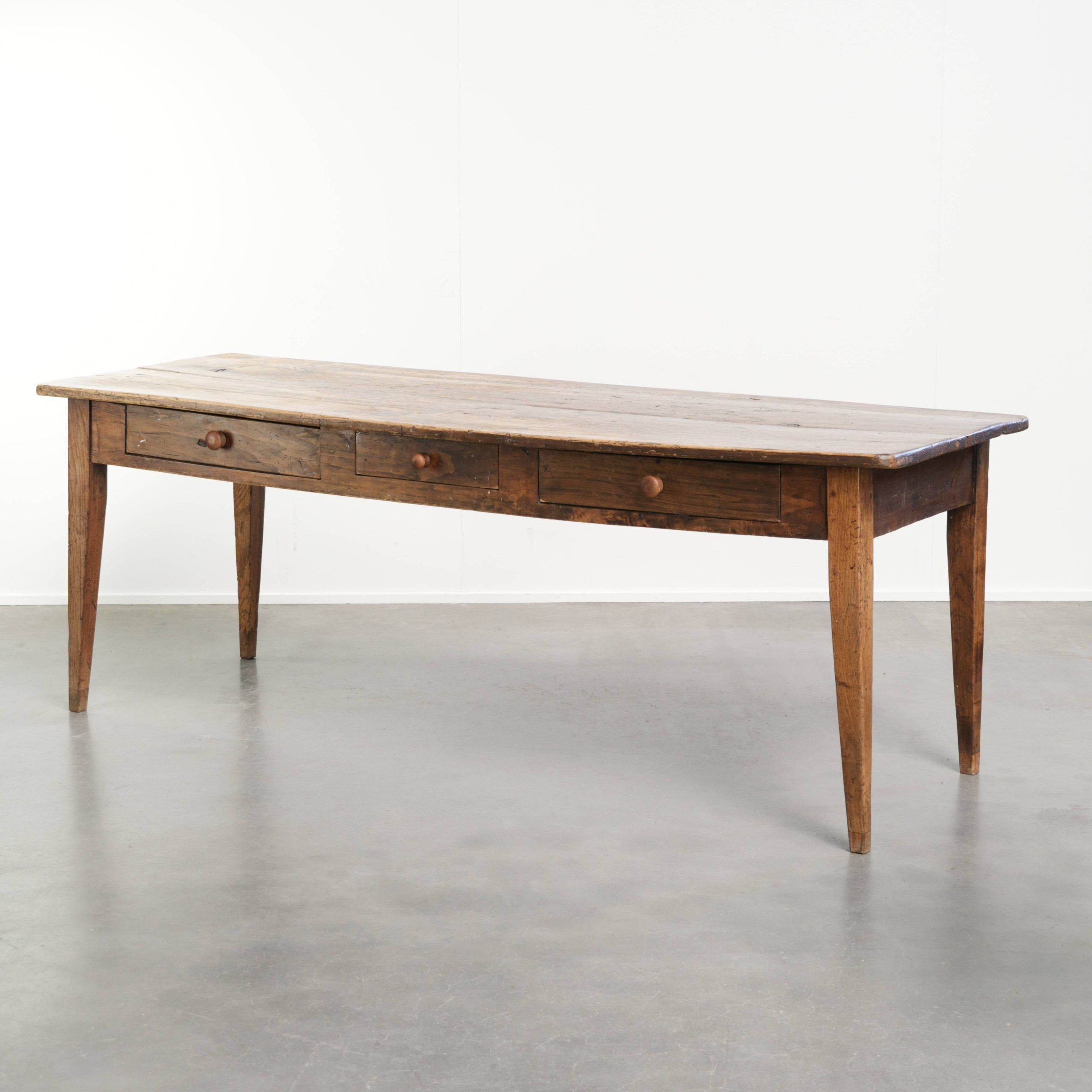 Table de ferme française du 19ème siècle pour 4 à 6 personnes.