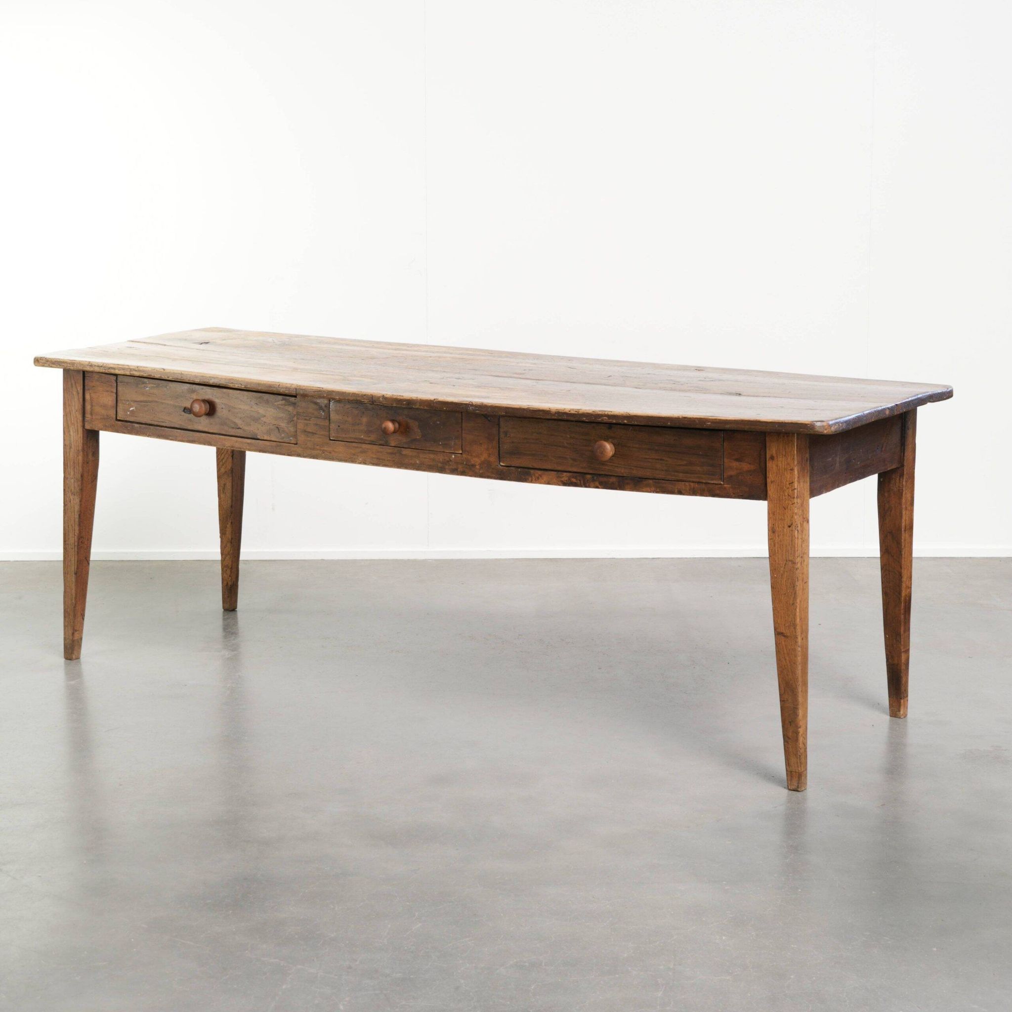 Table de ferme française du 19ème siècle pour 4 à 6 personnes.