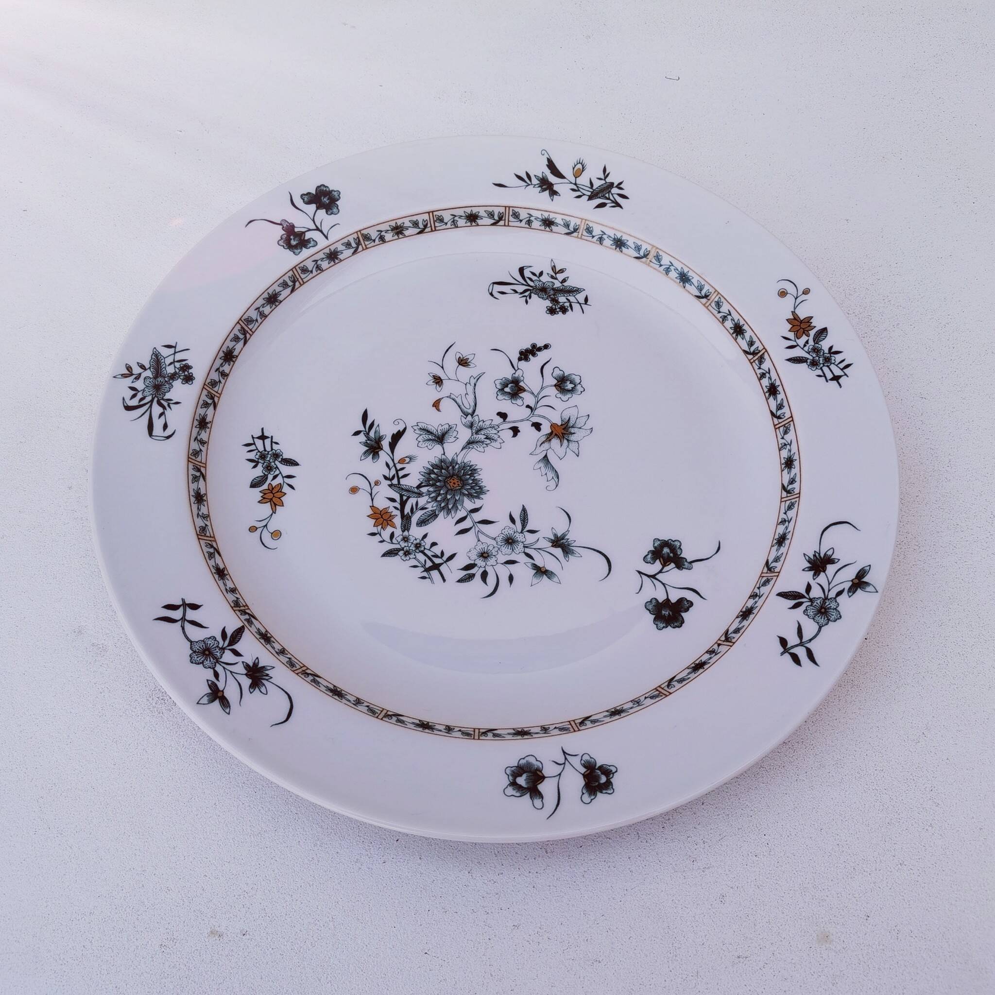 Round serving dish, Bernardaud, Limoges, Beijing