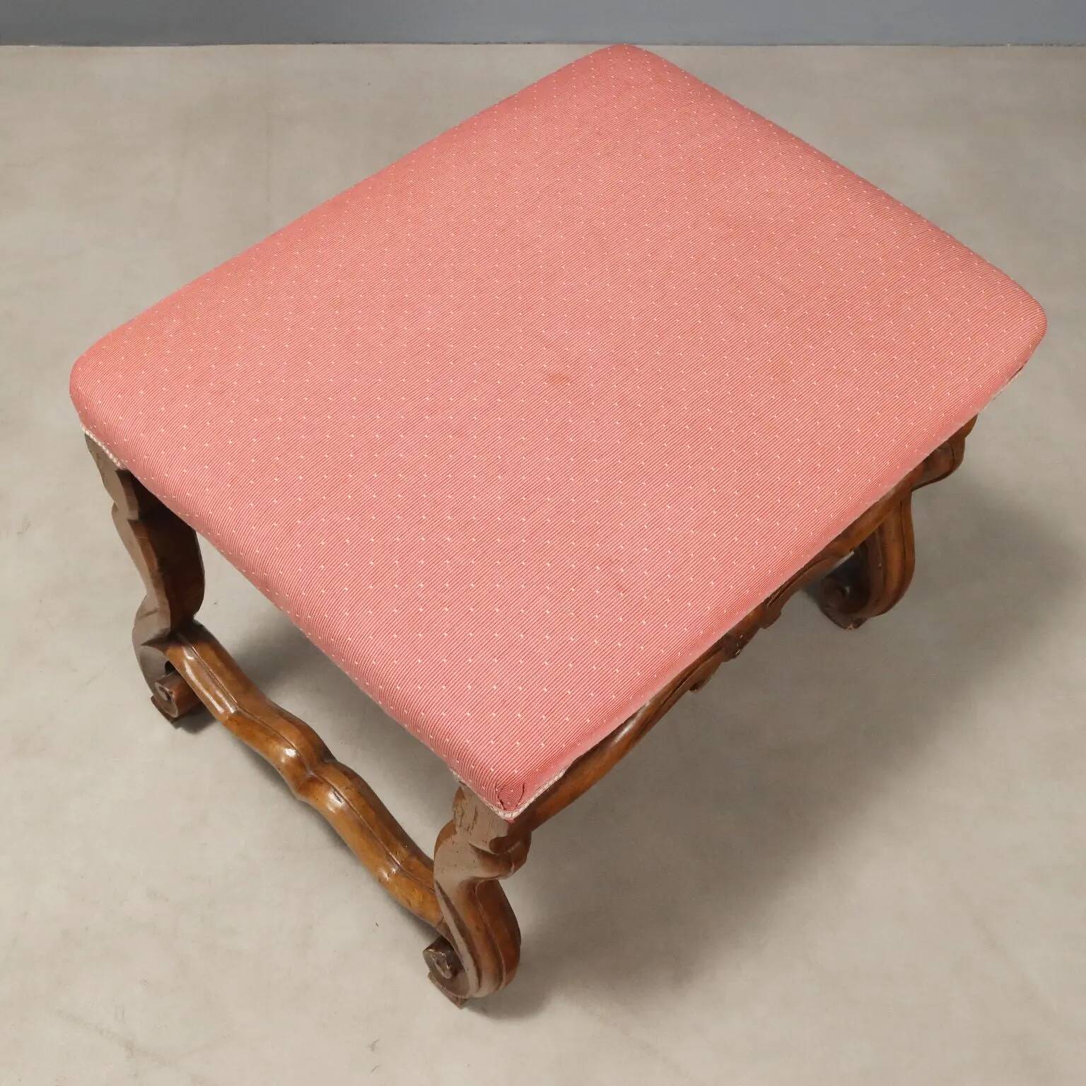 Paire de tabourets baroques anciens en noyer sculpté et tissu, Italie, XVIIIe siècle