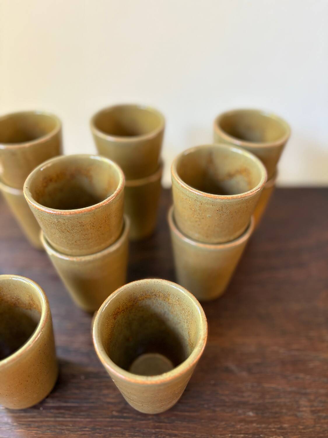 12 gobelets en grès émaillé Digoin vintage