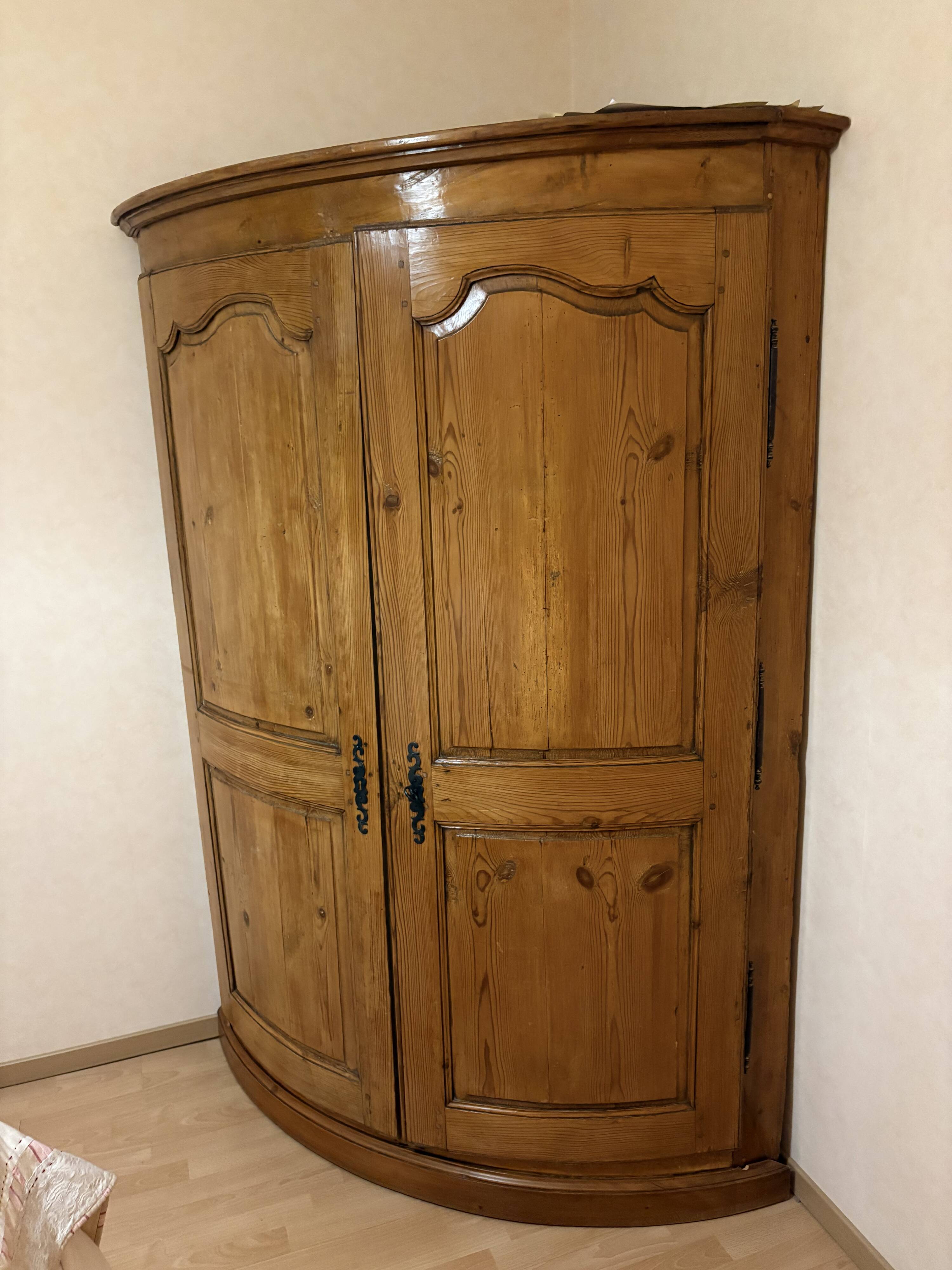 Meuble d'angle, encoignure en Mélèze, 18ème s.